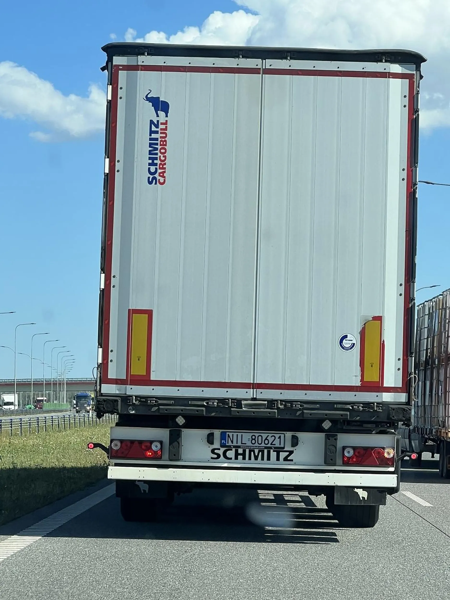 Dzisiaj na 416 km autostrady A1 w kierunku Łodzi kierowca TIRa wyprzedzając dwa inne tiry wjechał nagle przed nasze auto zajeżdżając nam drogę. Mąż wychamował na centymetry. Brak wyobraźni. Mieliśmy dużo szczęścia że tak to się skończyło.