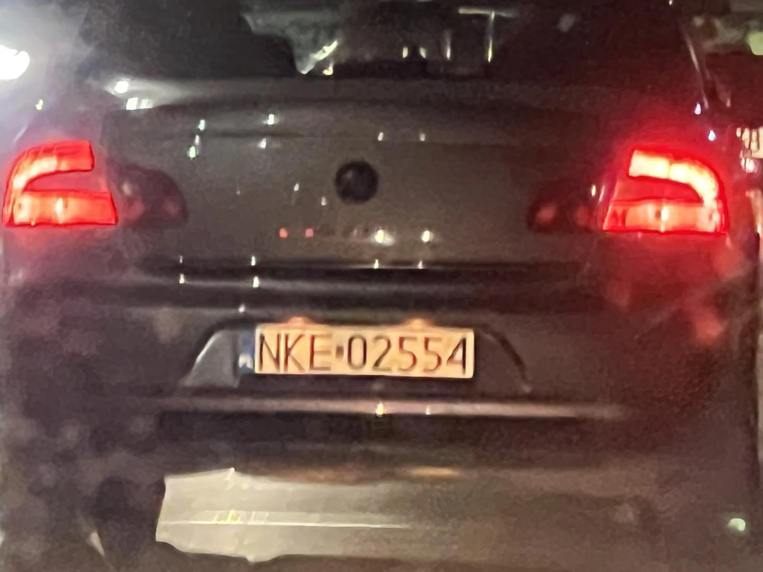 Jeździ jak czubek, wyprzedza na podwójnej ciągłej, trąbi, nie używa kierunkowskazów. Nie polecam ?