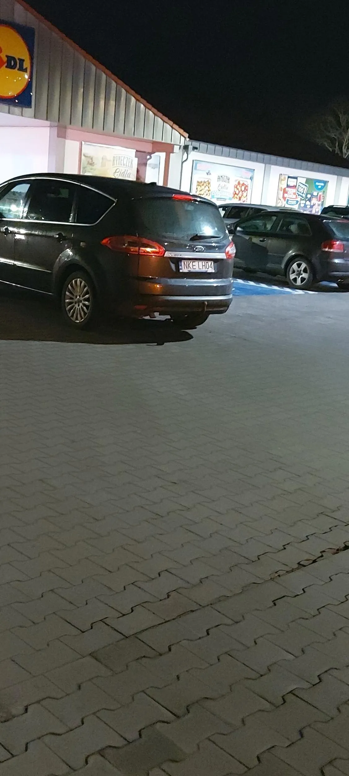Parkuje jak buc na przejeździe. Wielki Pan, a słoma wystaje.