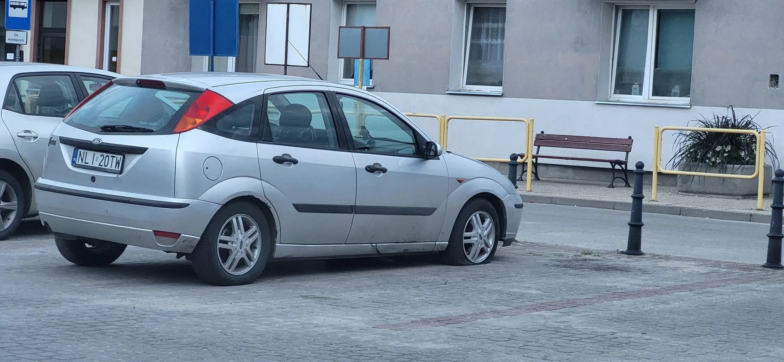 Źle parkowany samochód i jeszcze ta opona pękła