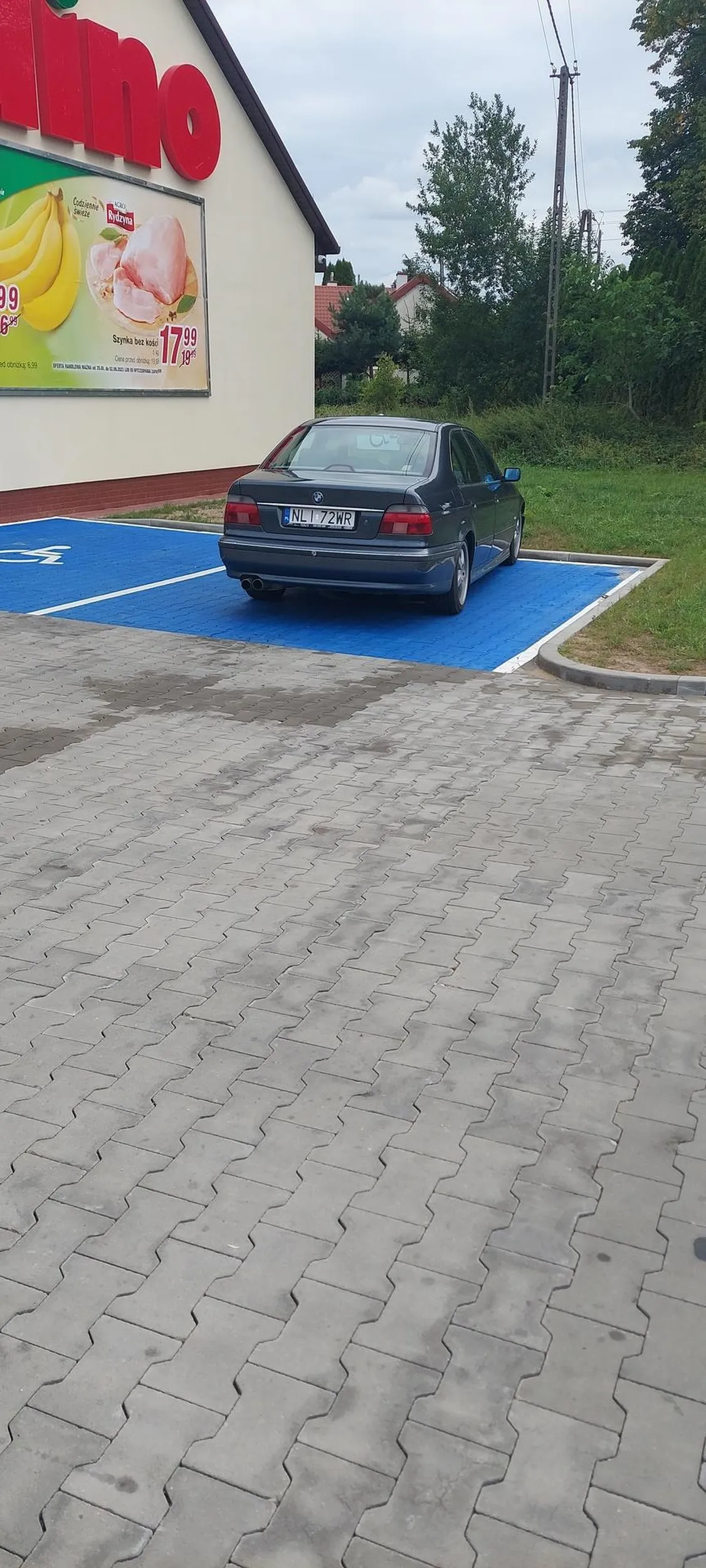 Kierowca parkuje na miejscu dla niepełnosprawnych nie polecam