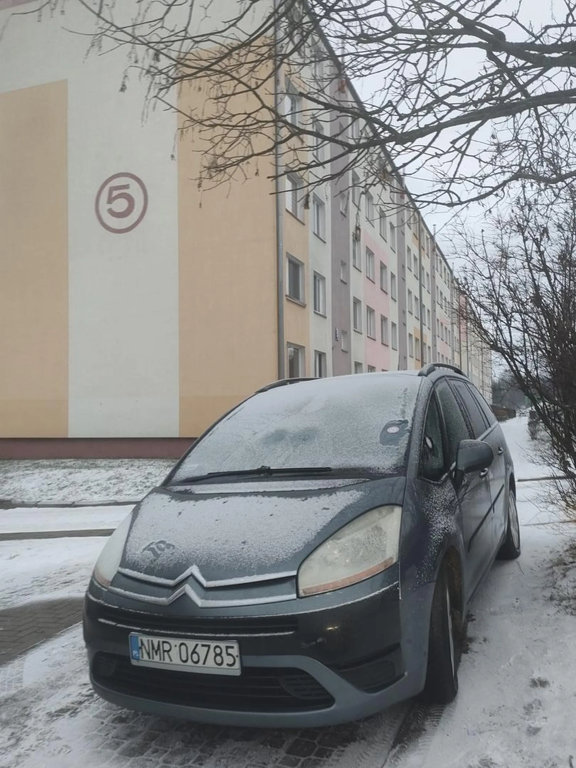 Gamoń staje idealnie na wyjeździe, blokując go i zostawia tak auto na noc