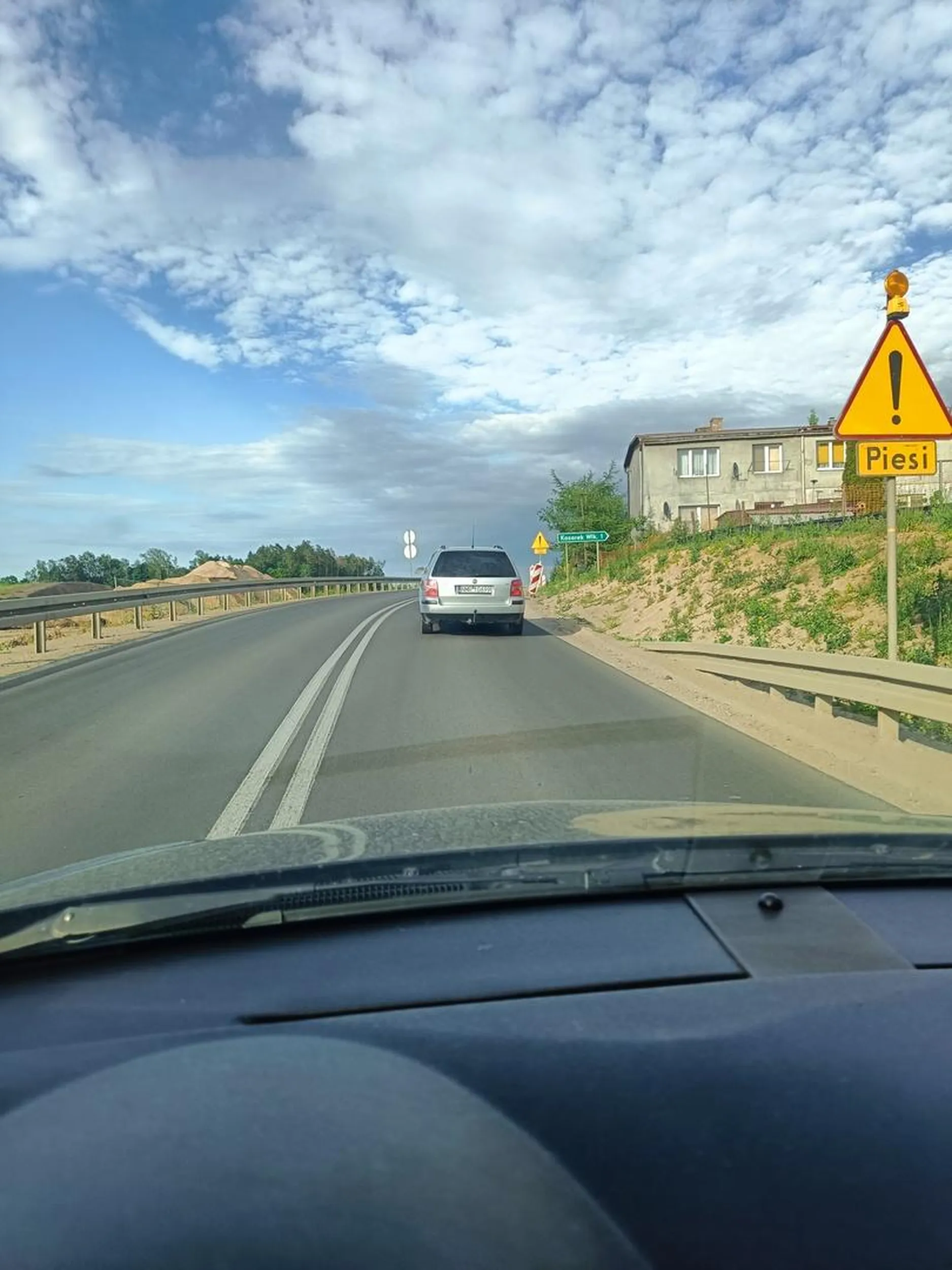 Przyspiesza przy wyprzedzaniu, stwarza niebezpieczeństwo wyprzedzaniem na trzeciego, omijać szerokim łukiem