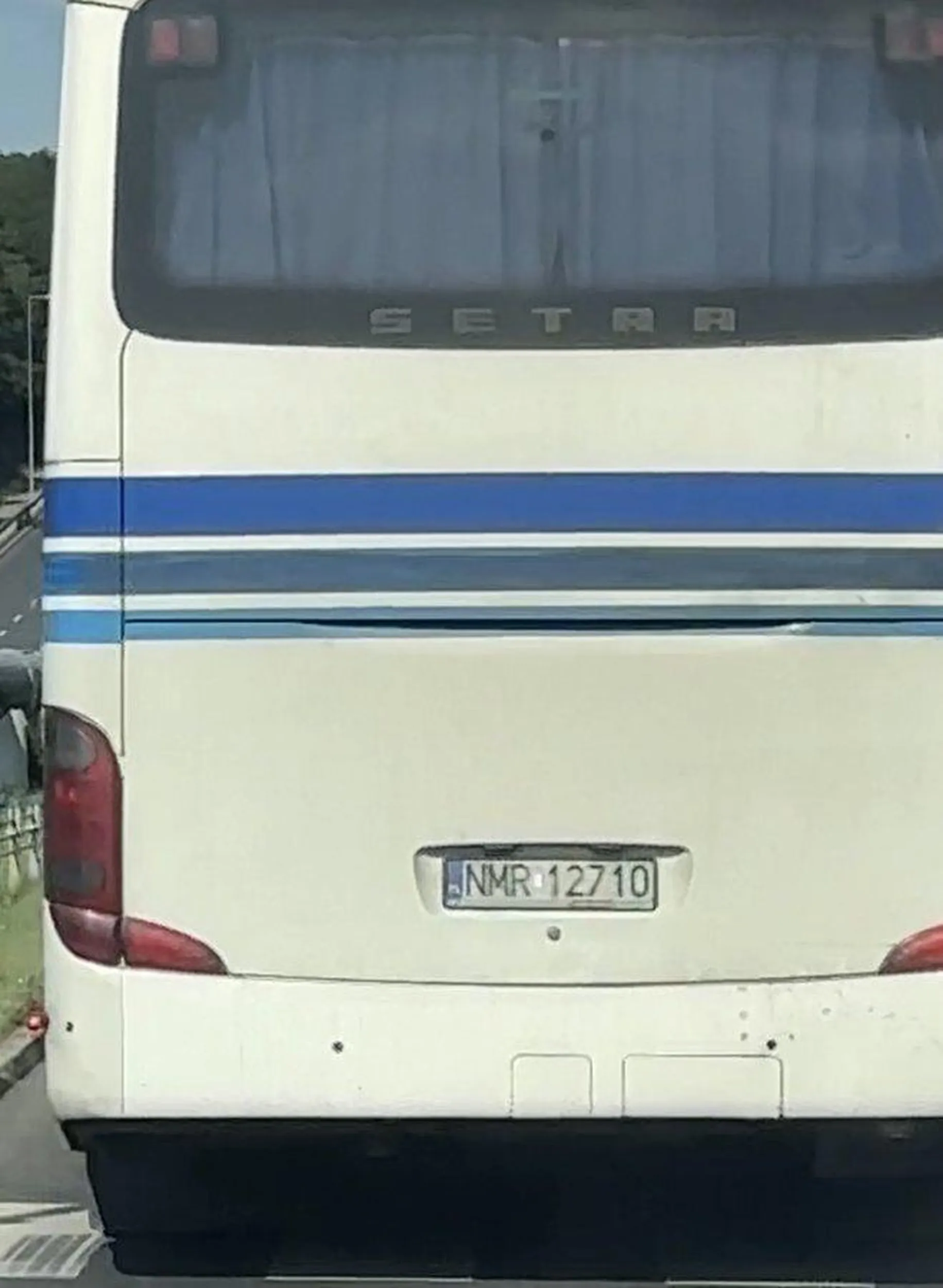 Przed momentem kierowca tego autobusu niemal staranował VW Passata na rondzie w Zegrzu. Zjeżdżając z ronda zepchnął dwa prawidłowo jadące samochody. Aktualnie dojeżdża do Serocka z prędkością 127 km/ h Oby nie doszło do tragedii. Czyj to autobus ? Zapytuje Gazeta Stonoga