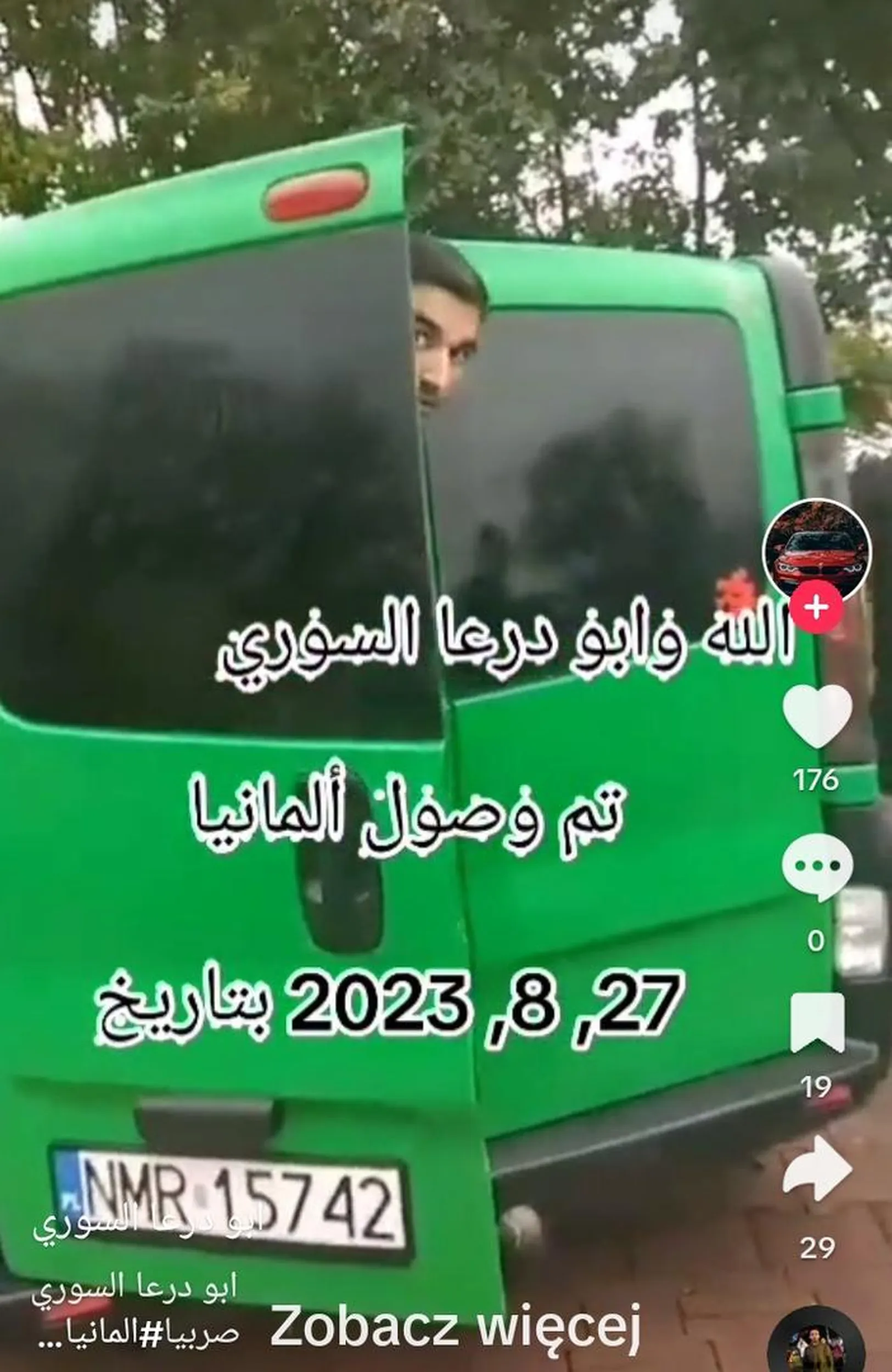 Nie wiem czy przemyca ale na pewno wozi emigrantów...legalnych czy nie to juz zostawiam innym.