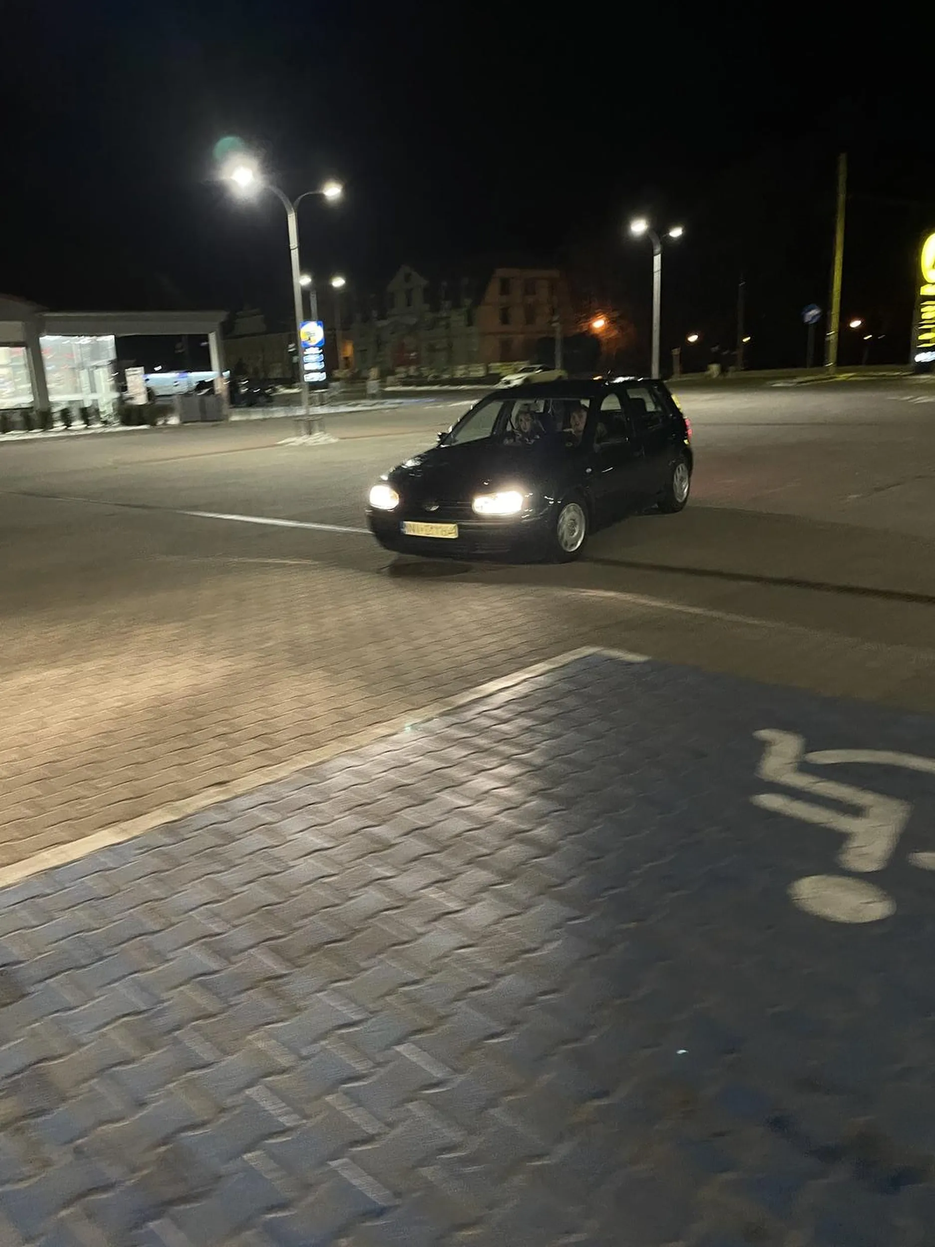 pan z golfa jest chory psychicznie chciał mnie rozjechać na parkingu netto i jeszcze na dodatek groził mi maczetą którą trzyma pod siedzeniem nie pozdrawiam