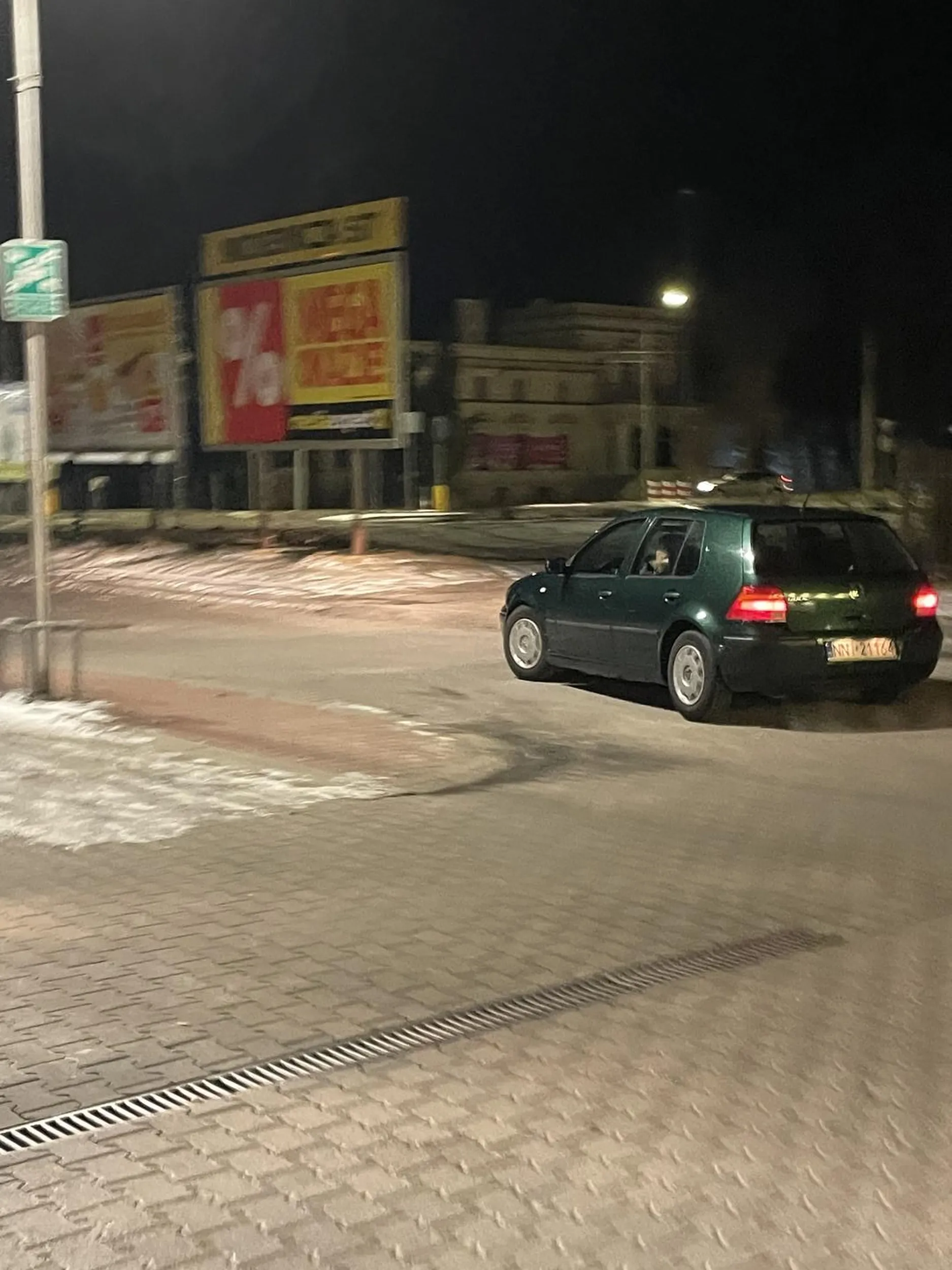 pan z golfa jest chory psychicznie chciał mnie rozjechać na parkingu netto i jeszcze na dodatek groził mi maczetą którą trzyma pod siedzeniem nie pozdrawiam