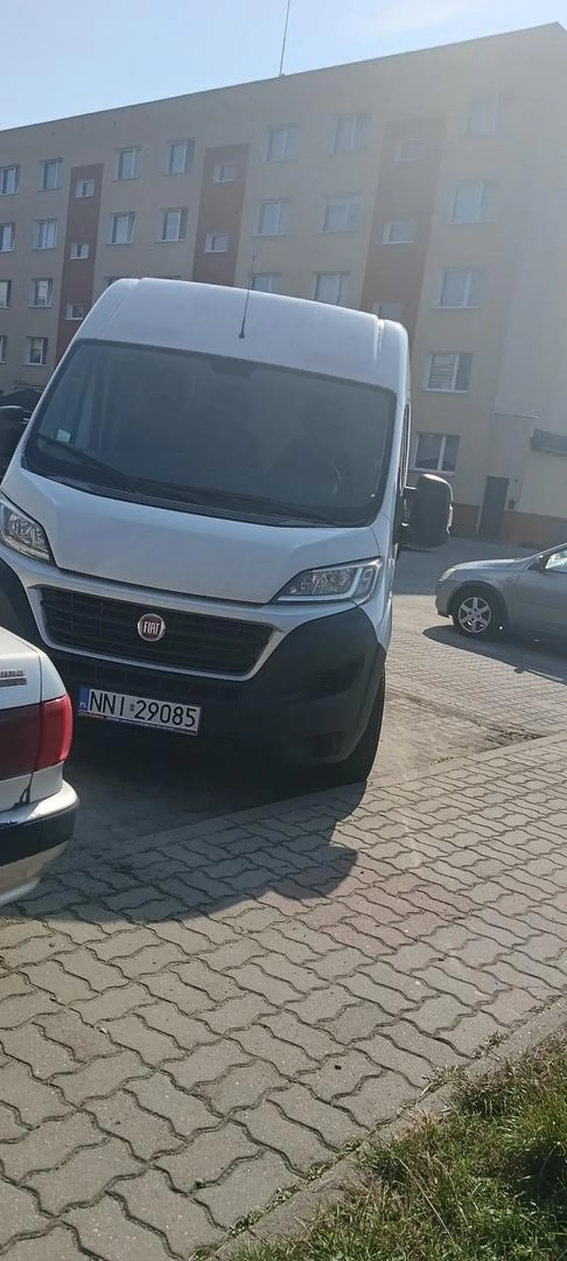 Król parkingu bez komentarza kurier inpostu na 3 miejscach ustał