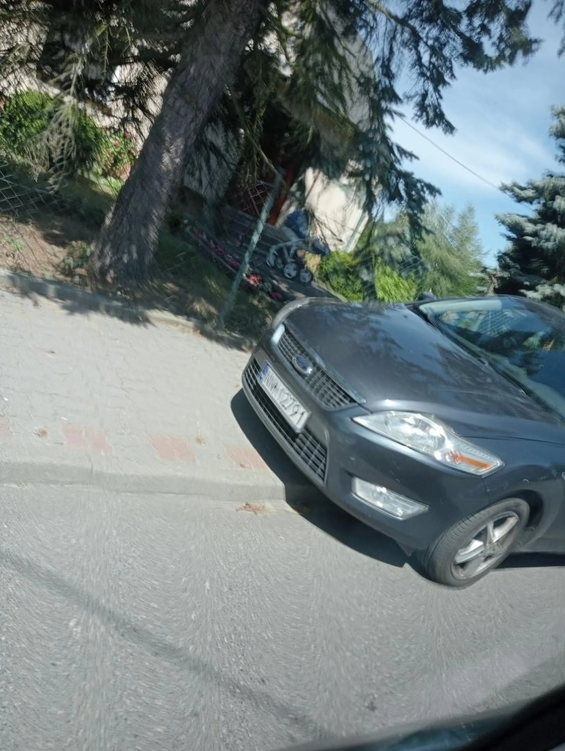 Nie pozdrawiam kierowcy tego Forda mondeo który to nie pomyślał żeby ustać na parkingu tuż obok tylko ustał tuż przed przejściem dla pieszych. Co bliżej drzwi do domu było?????