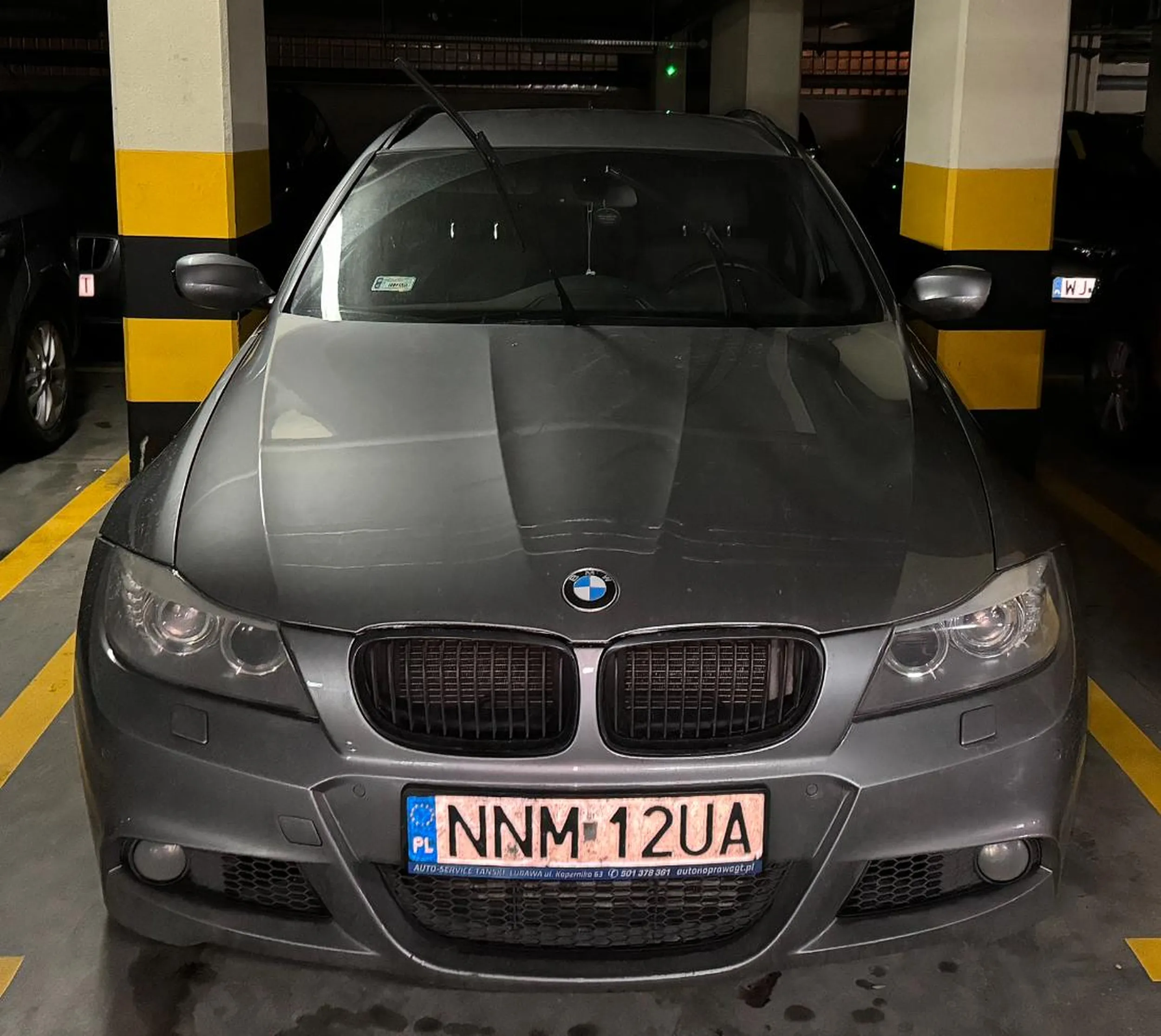 Kolego, jak już parkujesz na prywatnych miejscach, to zostaw za szybą numer kontaktowy aby można było omówić temat opłaty za bezumowne korzystanie z czyjejś własności.