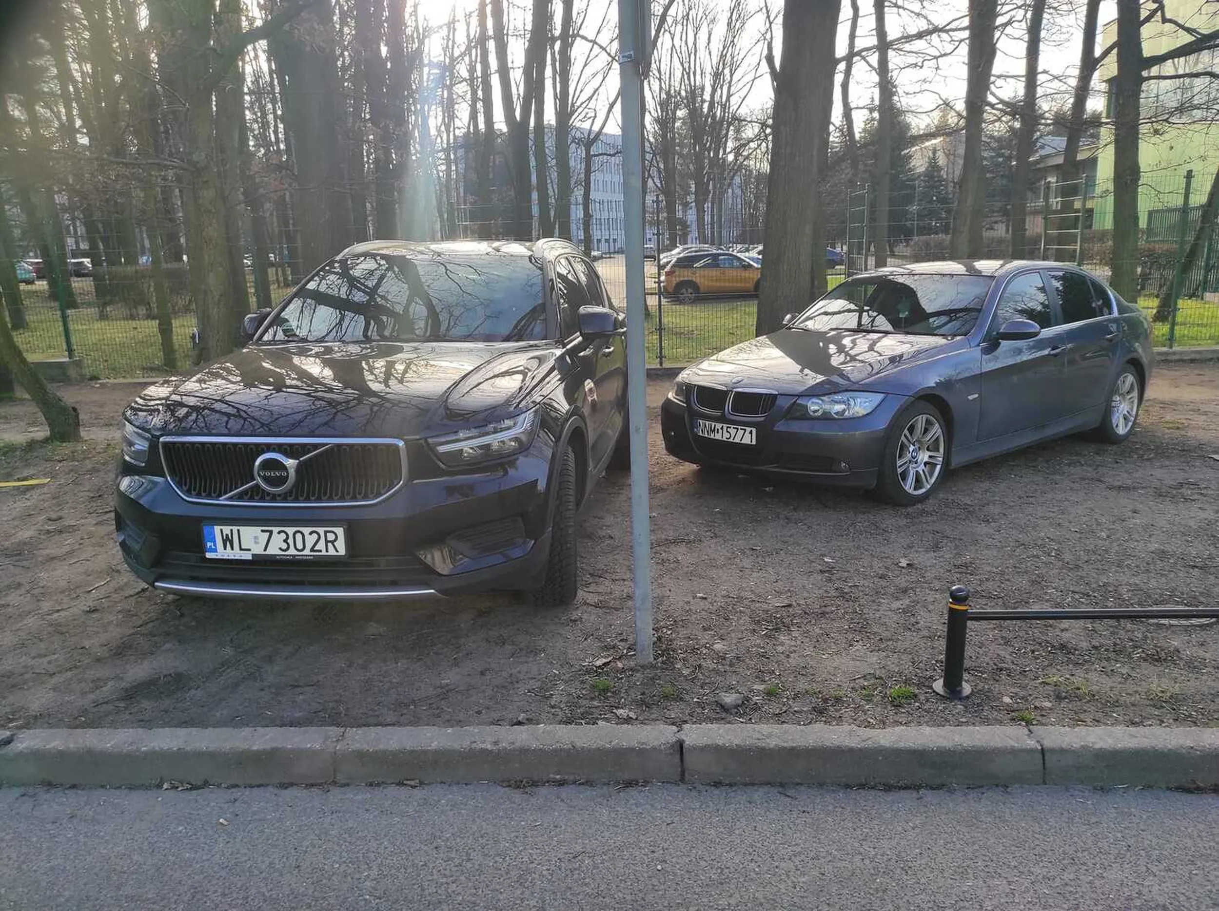 Kierowca bawary zaparkował niezgodnie z przepisami i jest zły na kierowce volvo który go równie przepisowo zastawił XD