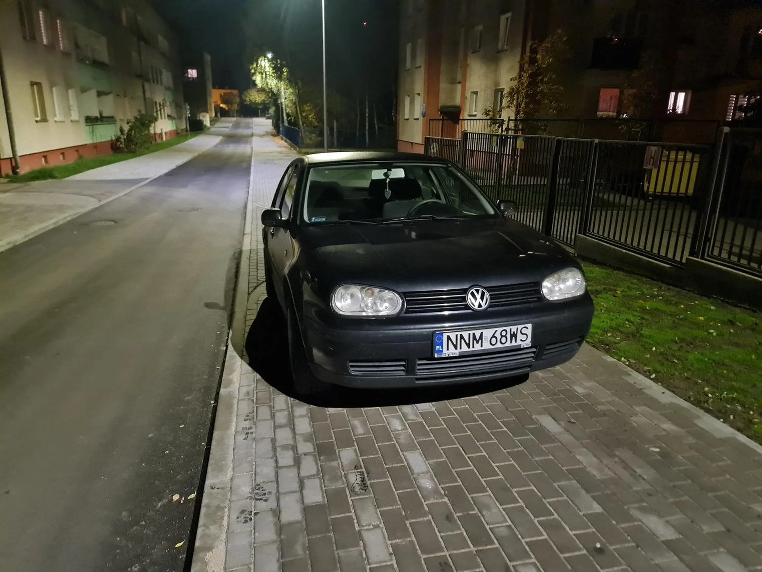 Chłopie, ze swoim wieśniackiem zachowaniem wracaj na wieś. Ludzie w większości przypadków parkują prawidłowo, ale zawsze się znajdzie taki misiu, co robi innym pod górkę. Zdjęcia zostaną wysłane na policję. Może to da właścicielowi do myślenia.