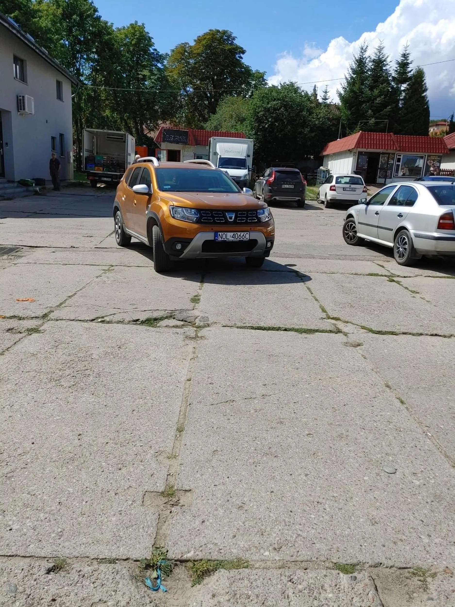 Naucz się parkować ty penisie, typowy NOL, staje w poprzek zajmując dwa miejsca i do tego utrudniając wjazd