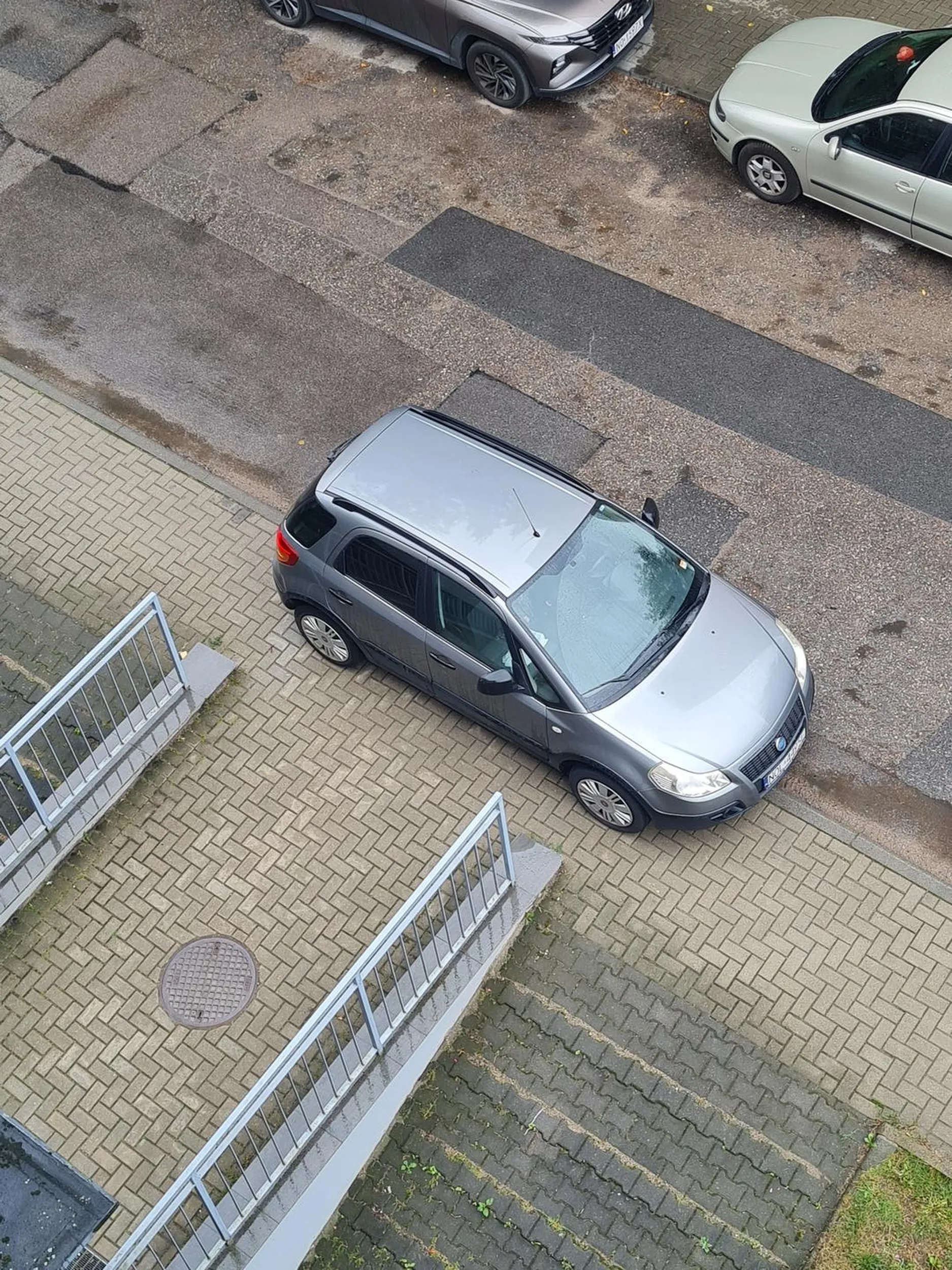 Parkuje przed klatką schodową