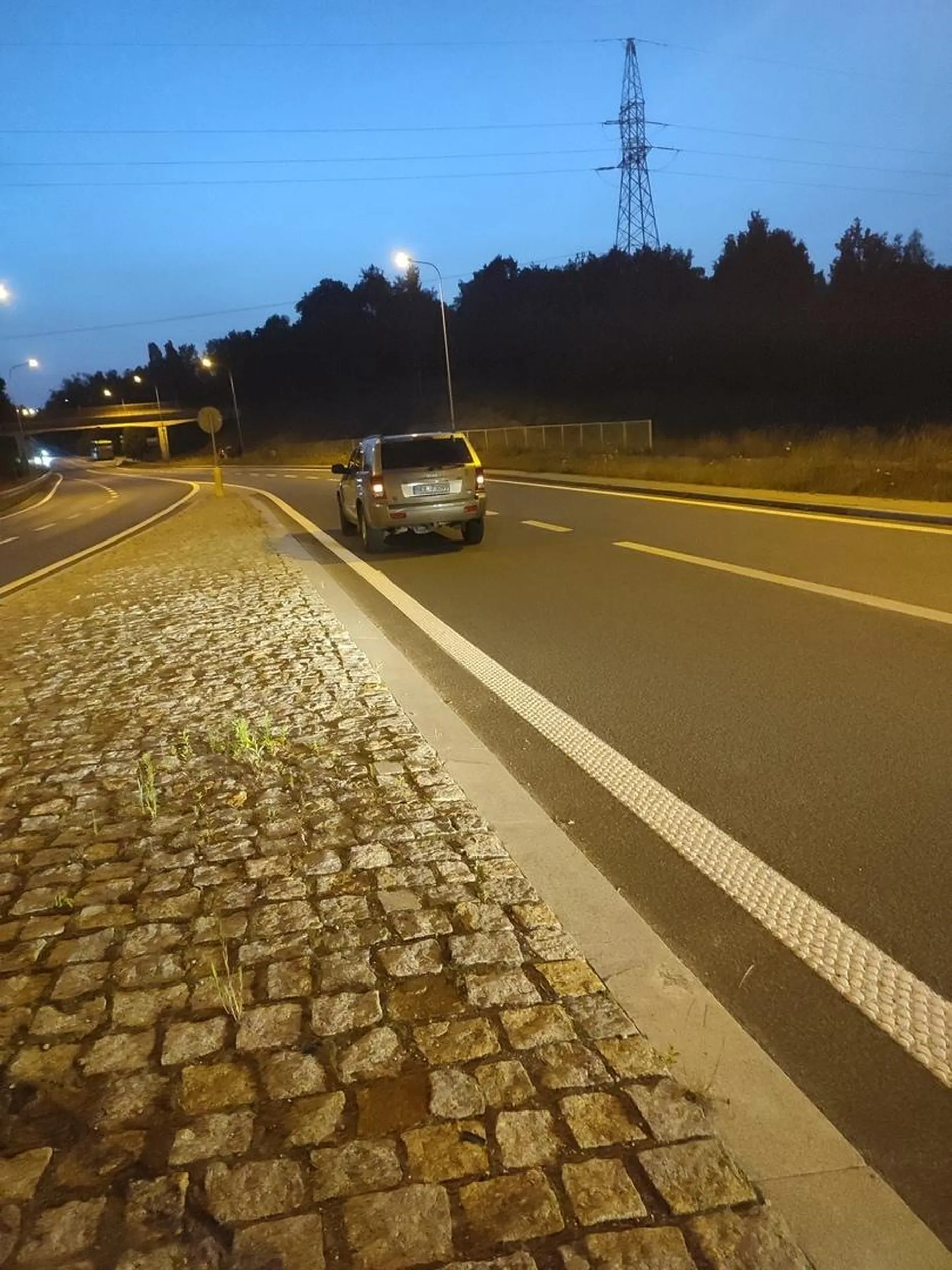 Pani z Jeepa na rondzie na ul.Lubelskiej wjechała w nas wymuszając pierwszeństwo wmawiając przy policji że to nie jej wina.