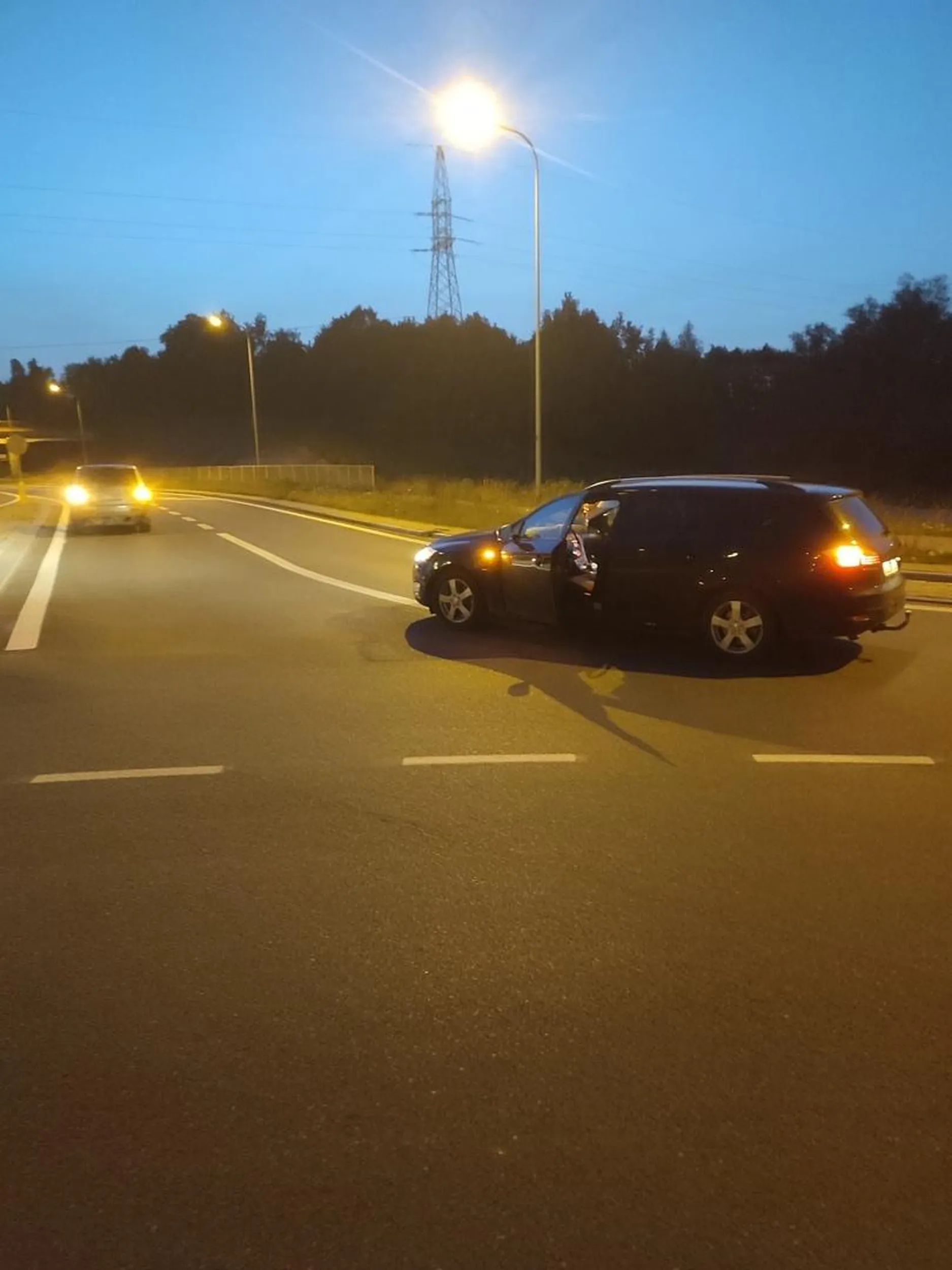 Pani z Jeepa na rondzie na ul.Lubelskiej wjechała w nas wymuszając pierwszeństwo wmawiając przy policji że to nie jej wina.