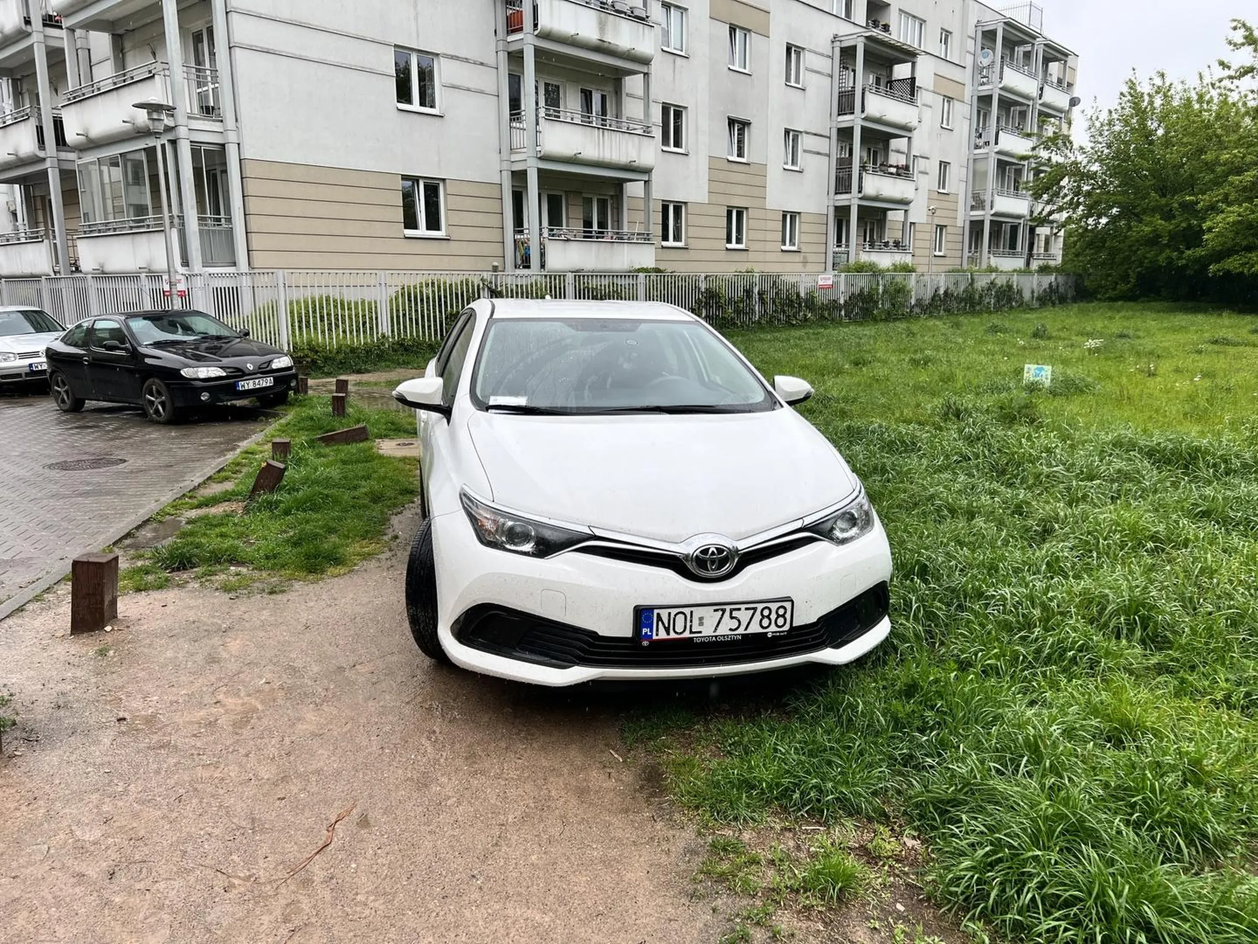 Naucz się ku**a parkować amebo.