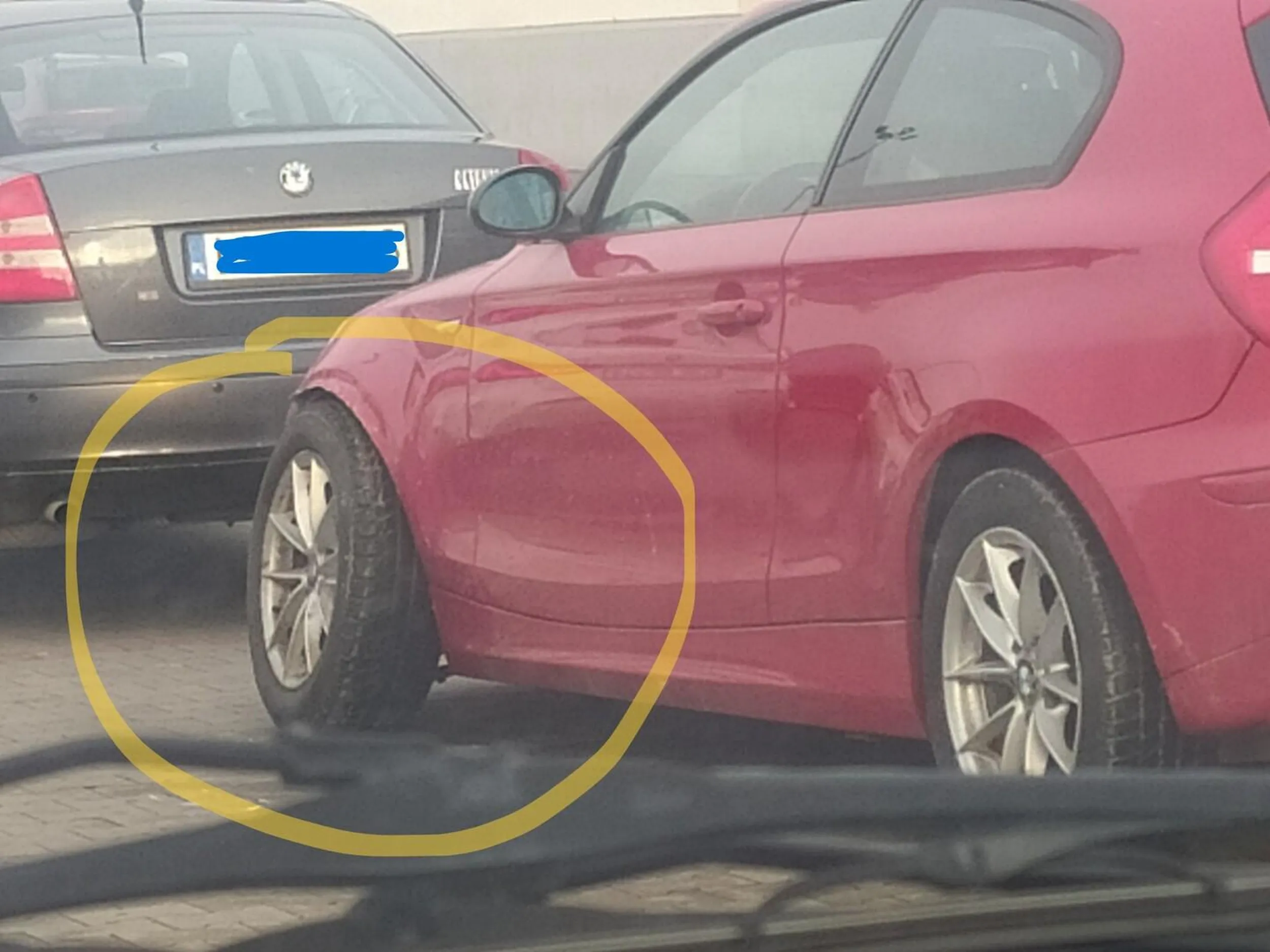  BMW SERIA 1 E81. Co to K. ma być? bo na pewno nie tuning. Ma tak z obu stron i tylko przednią oś, jak zawracał to tylko pisk opon i trzask metalu. Może policja tym się zajmie, bo stwarza zagrożenie dla siebie i postronnych.