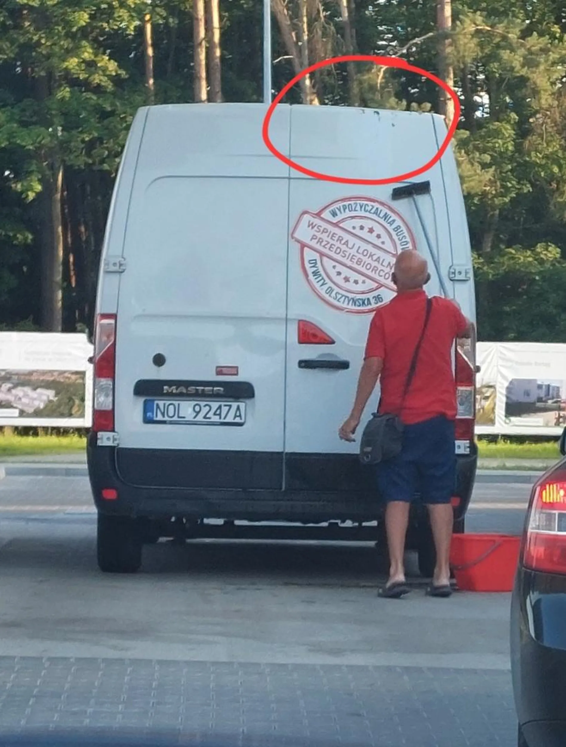 Panowie zepsuli górę busa i próbują to zmyć ?