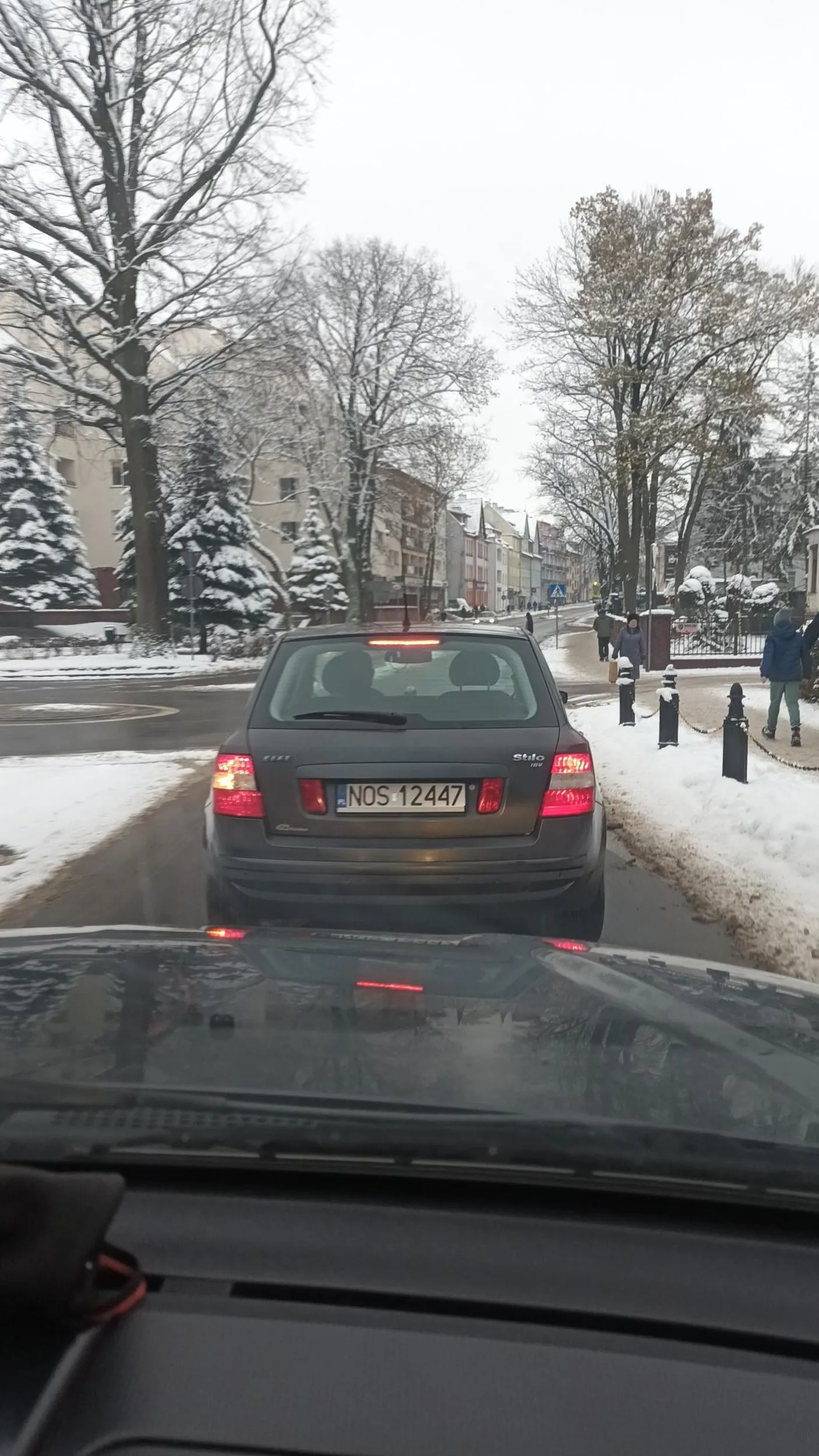 Dziad co ledwo 10km/h jedzie i blokuje ruch, zatrzymuje się do zera przed pustym rondem że TIR by za nim zdążył przejechać