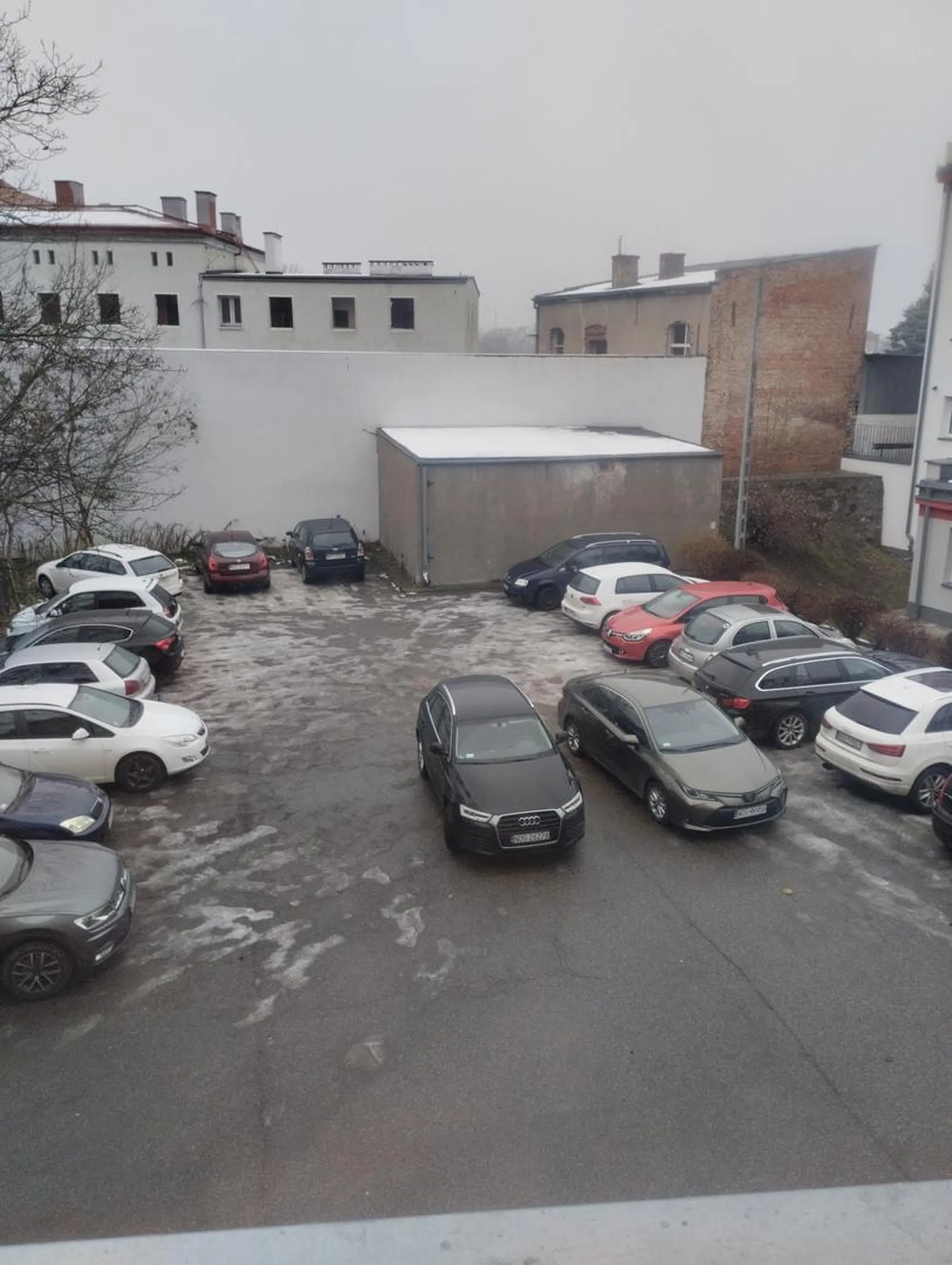 Jebnieta baba stoi na środku parkingu a obok niej toyota. Wychodzi na to że obie panie wygrały prawo jazdy w czipsach