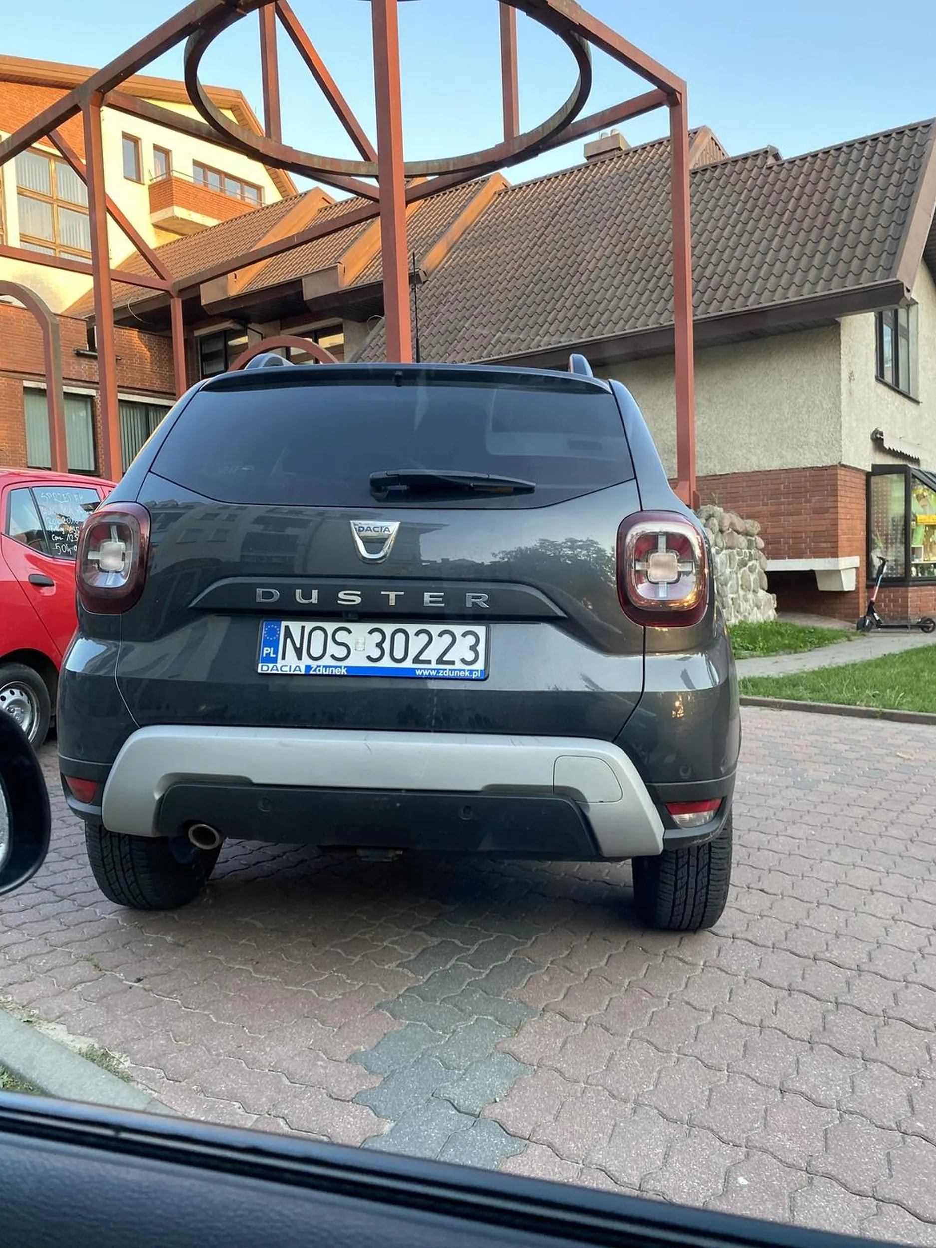 nie pozdrawiam idioty z Dacii który dziś po swoich ciężkich próbach parkowania ustał tak ciasno że przy wysiadaniu uderzył kilkukrotnie drzwiami swojego samochodu o moje. po zwróceniu Panu uwagi żeby ustał gdzieś indziej i nie uderzał drzwiami o drzwi mojego samochodu zapytał ,, ty to nazywasz samochodem? „. takiego buraka i idioty dawno nie widziałem.