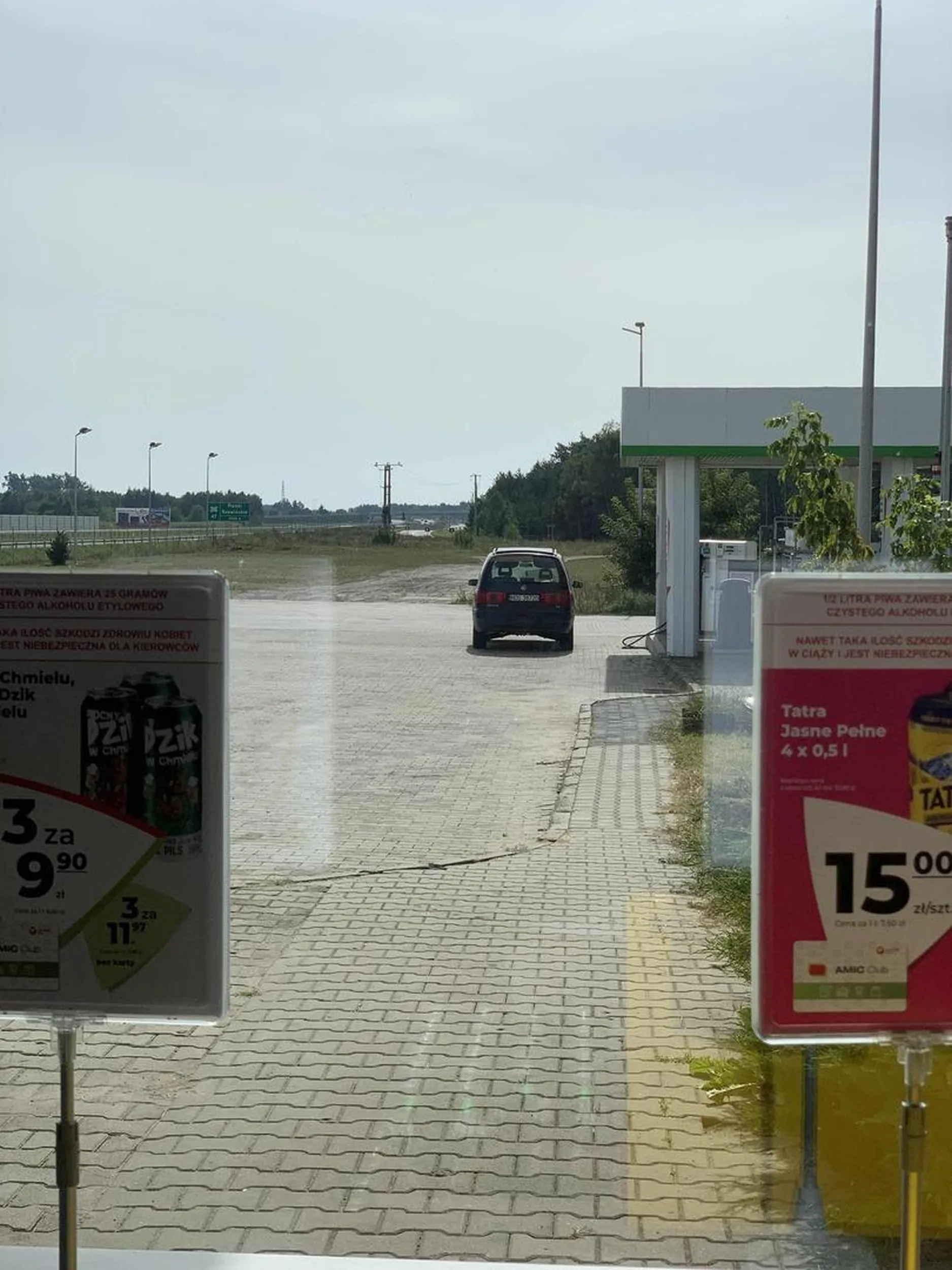 Uważajcie na tego gagadka zatankowal gazu za 20zl poczym ukradl hotdoga ze stacji i uciekl nie płacąc