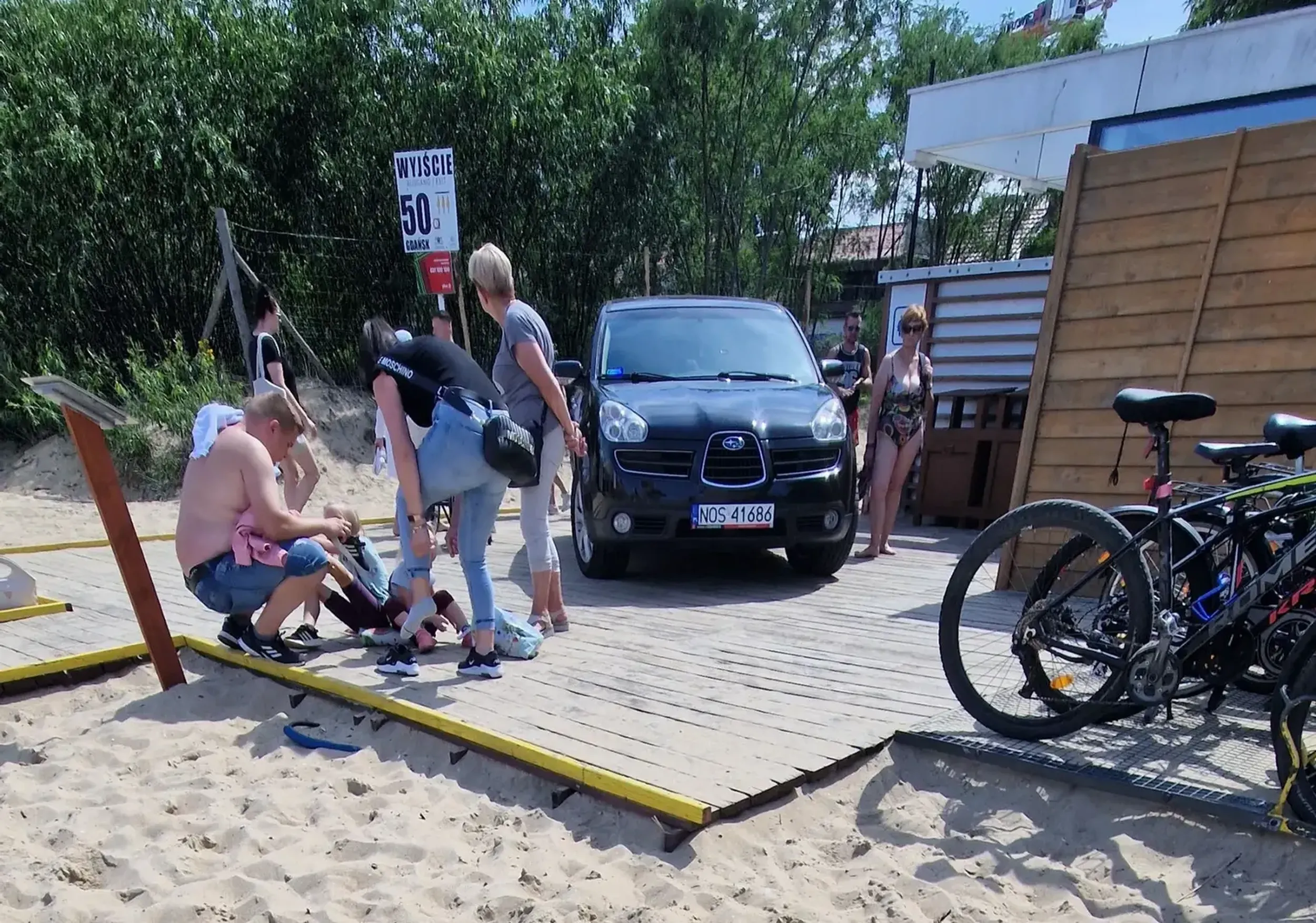 https://www.trojmiasto.pl/raport/Zaparkowal-na-plazy-w-Brzeznie-rt314308.html Zaparkował na plaży w Brzeźnie Facet sobie zaparkował w Brzeźnie