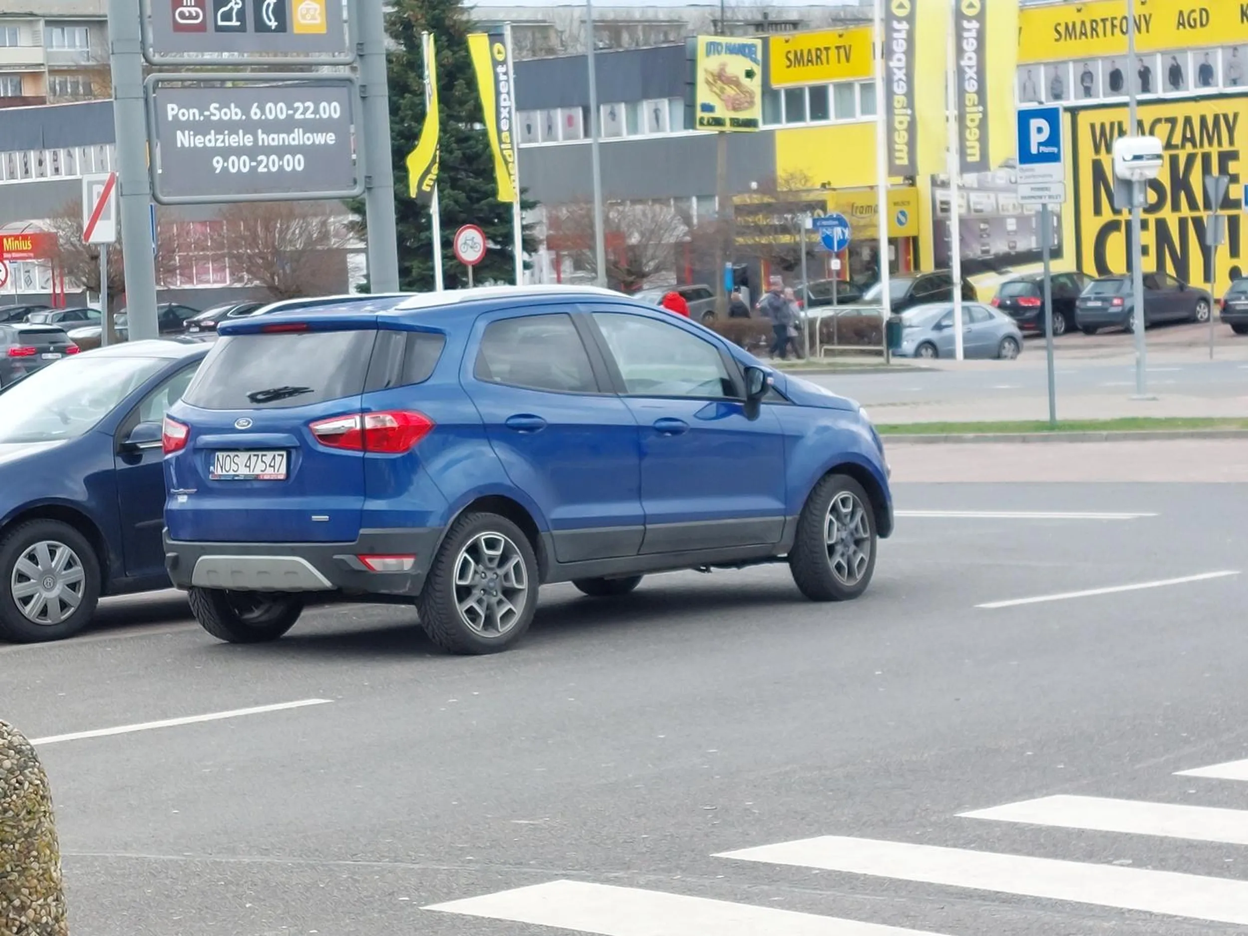 Gratulacje amebo umysłowa za zaparkowanie auta na pasie ruchu mając wolnych co najmniej 20 miejsc parkingowych...