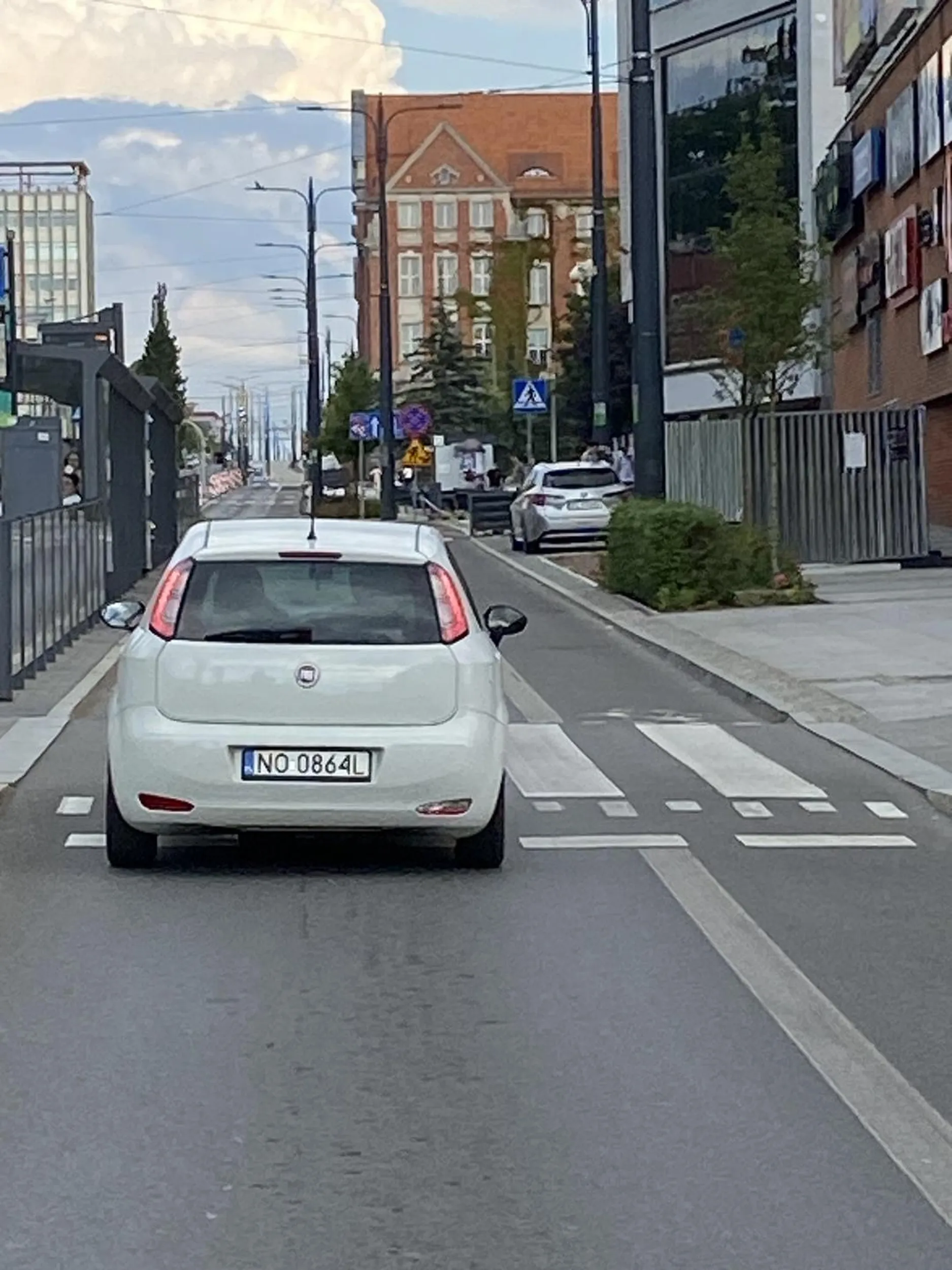 Dawaj smieciu z punto wracaj do centrum pod aure.Już nie mam zamówień to mogę na spokojnie ci wyjebac kopa za kopa w samochód.Dziadu