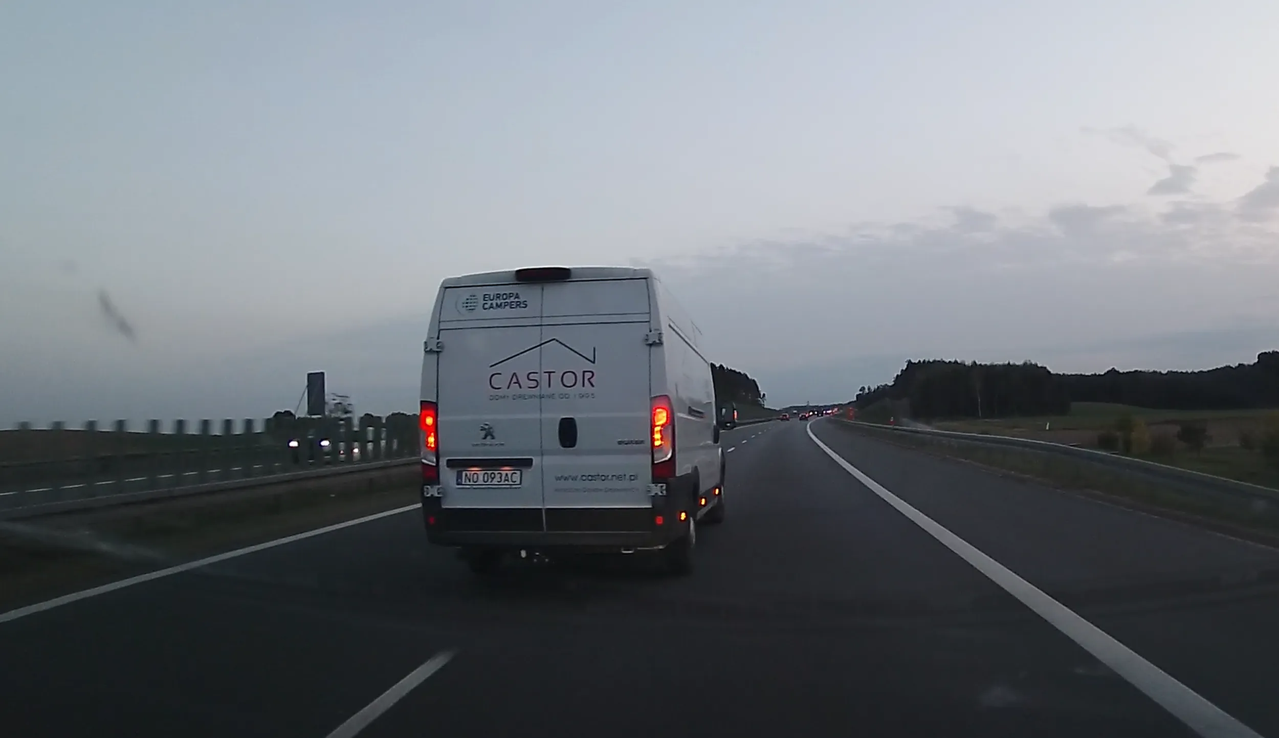 Kierowca Boxera najpierw siedzi na zderzaku przy prędkości 140km/h, a potem zajeżdża drogę i wymusza (zdenerwował się bo jak mnie wyprzedzał to popukałem się palcem po czole). Wszystko to na autostradzie. Kierowca agresywny i nerwowy.