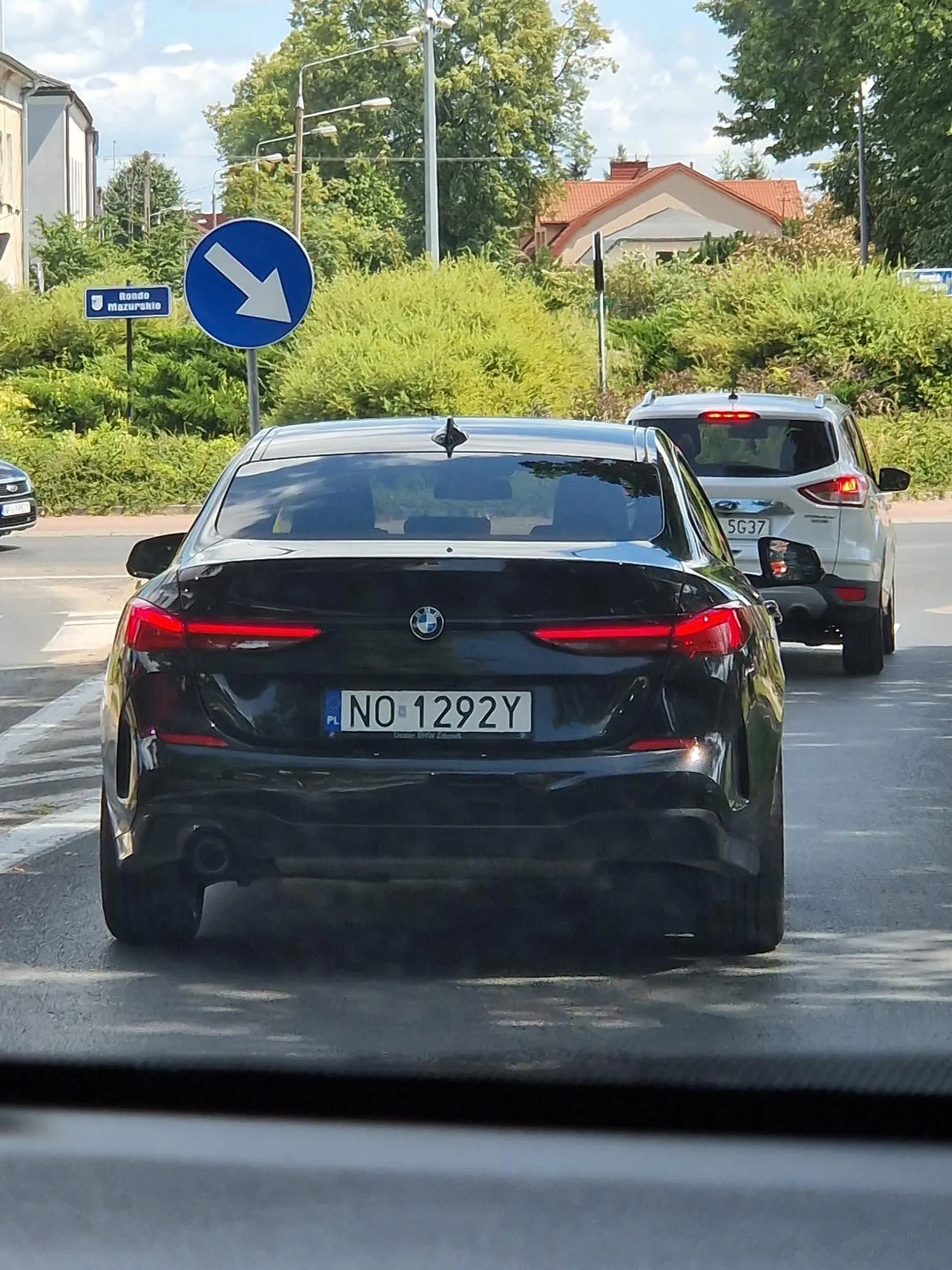 Nie dość, że BMW, to wymusza pierwszeństwo prawie wjeżdżając w strone pasażera i jezdzi z psem na kolanach. Myślenie nie boli koleżanko.