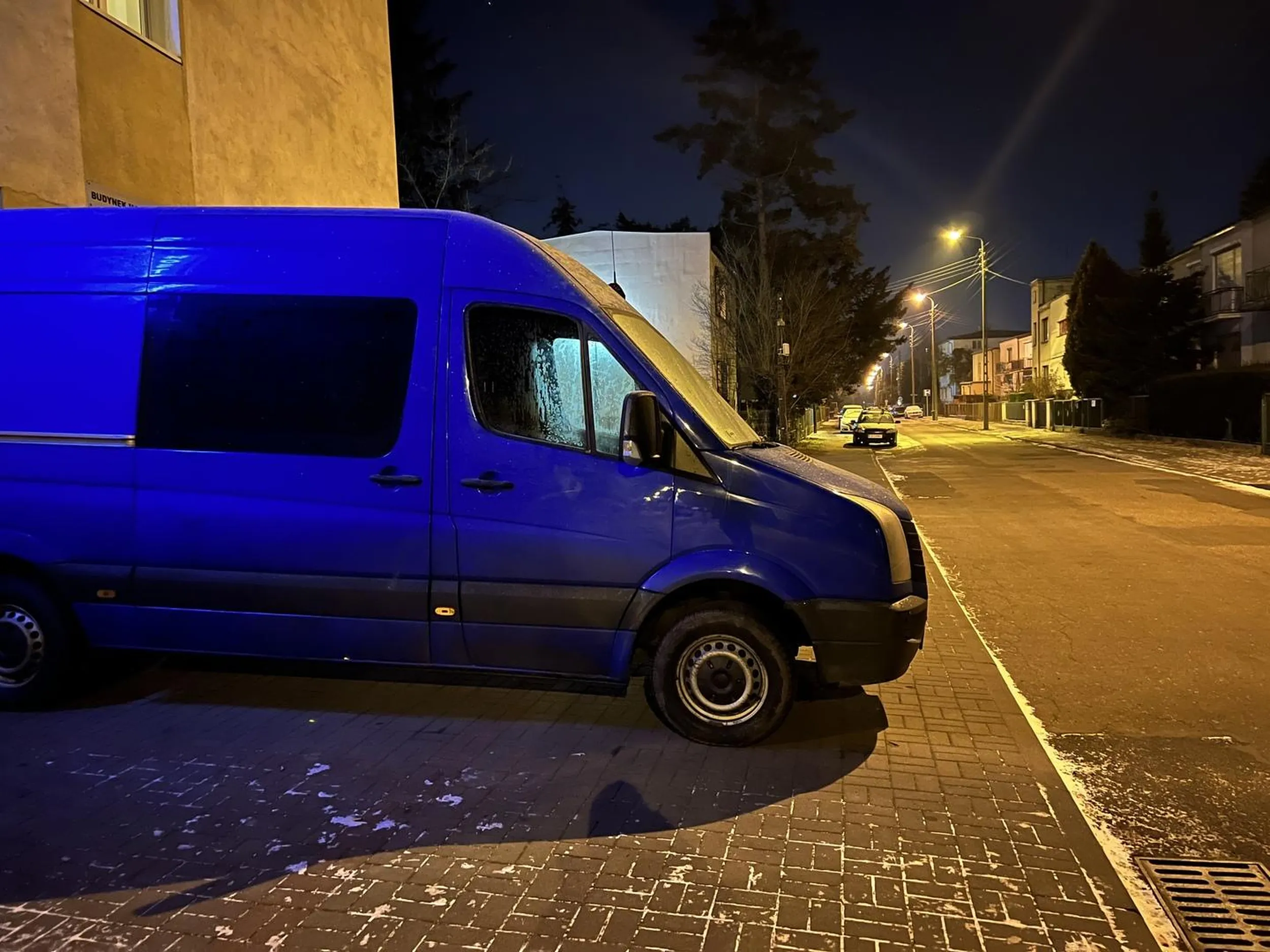 Mistrz parkowania! Dla pieszych zostawia jezdnię.