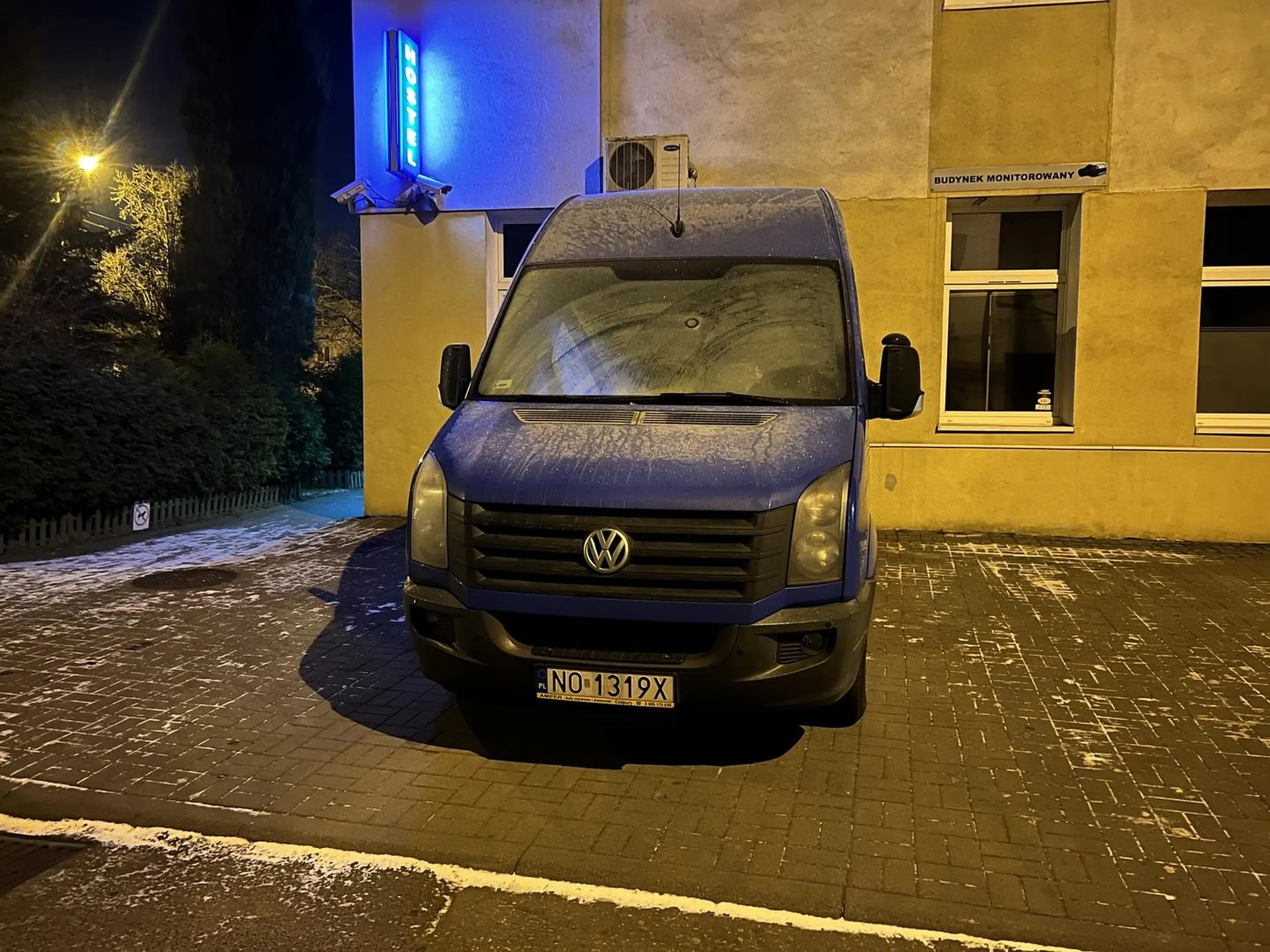 Mistrz parkowania! Dla pieszych zostawia jezdnię.