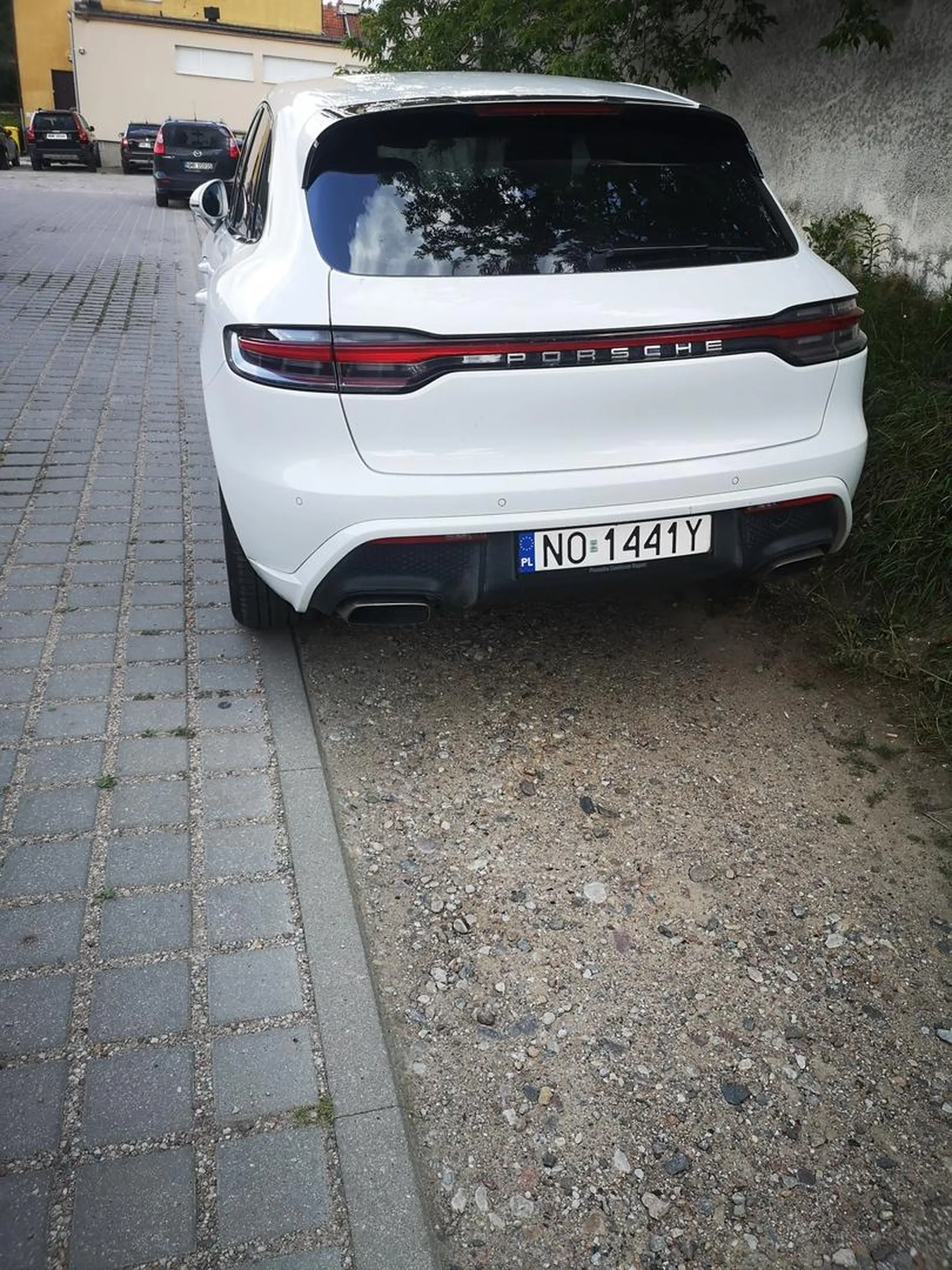 Paniusia parkuję na zakazie. Po zwruceniu uwagi. Opryskliwa i sobie poszła. Nic do bani. miejsce gdzie stoją garaże blokowanie wyjazdu