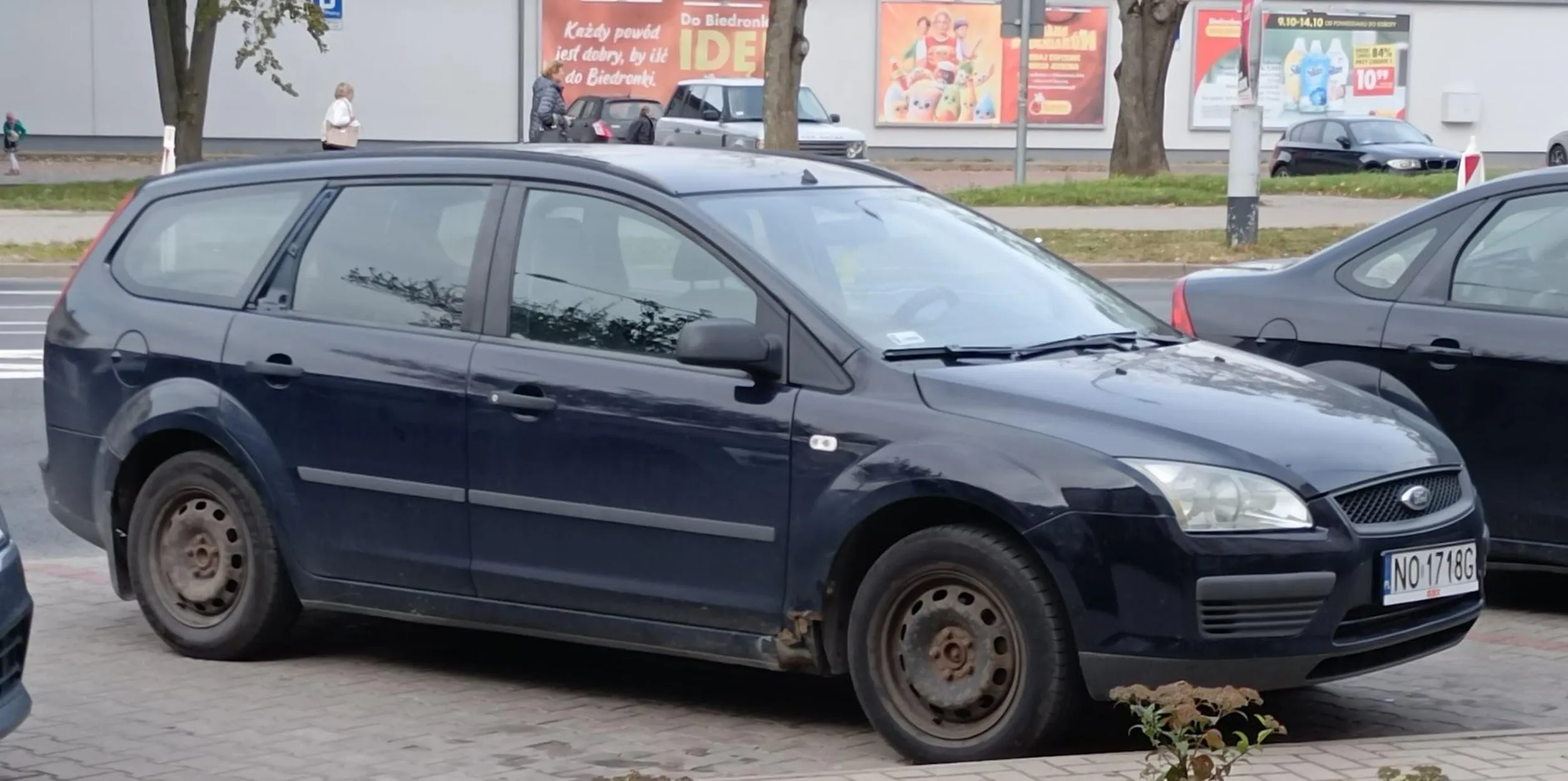 parkuje na środku linii zamiast pomiędzy