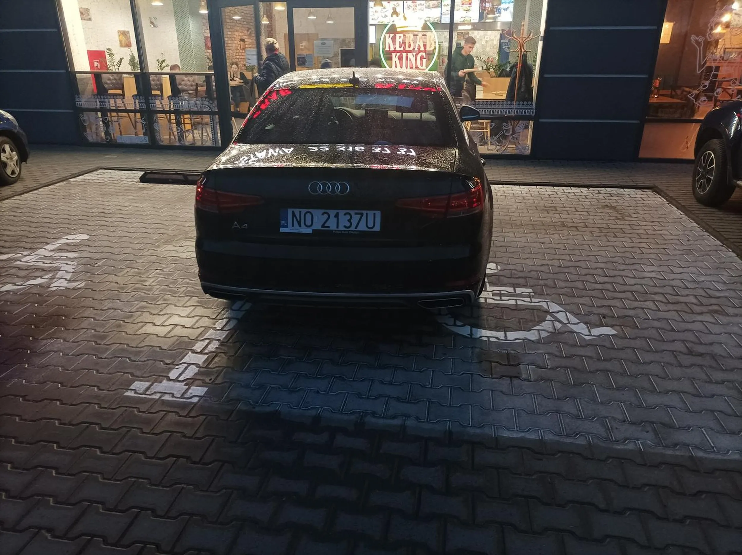 Dwa szerokie miejsca dla niepełnosrpawnych mógł zająć tylko ktoś niepełnosrpawny umysłowo