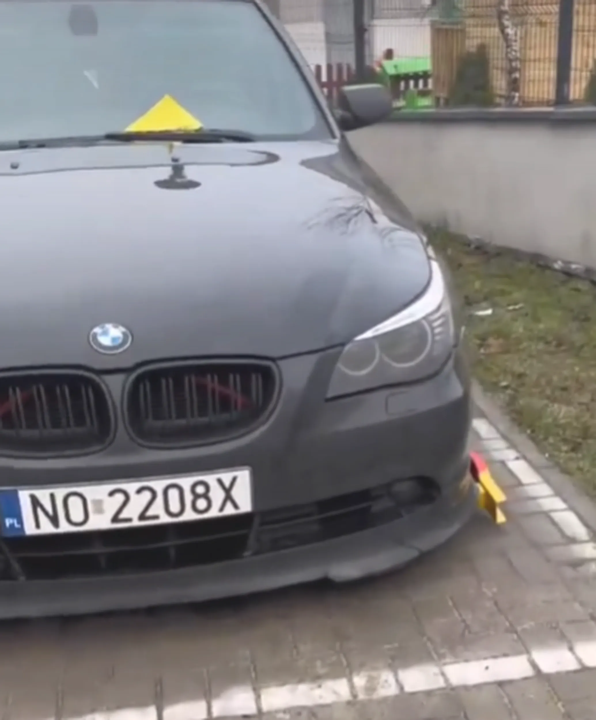 usuwa blokady z kół i sie jeszcze chwali