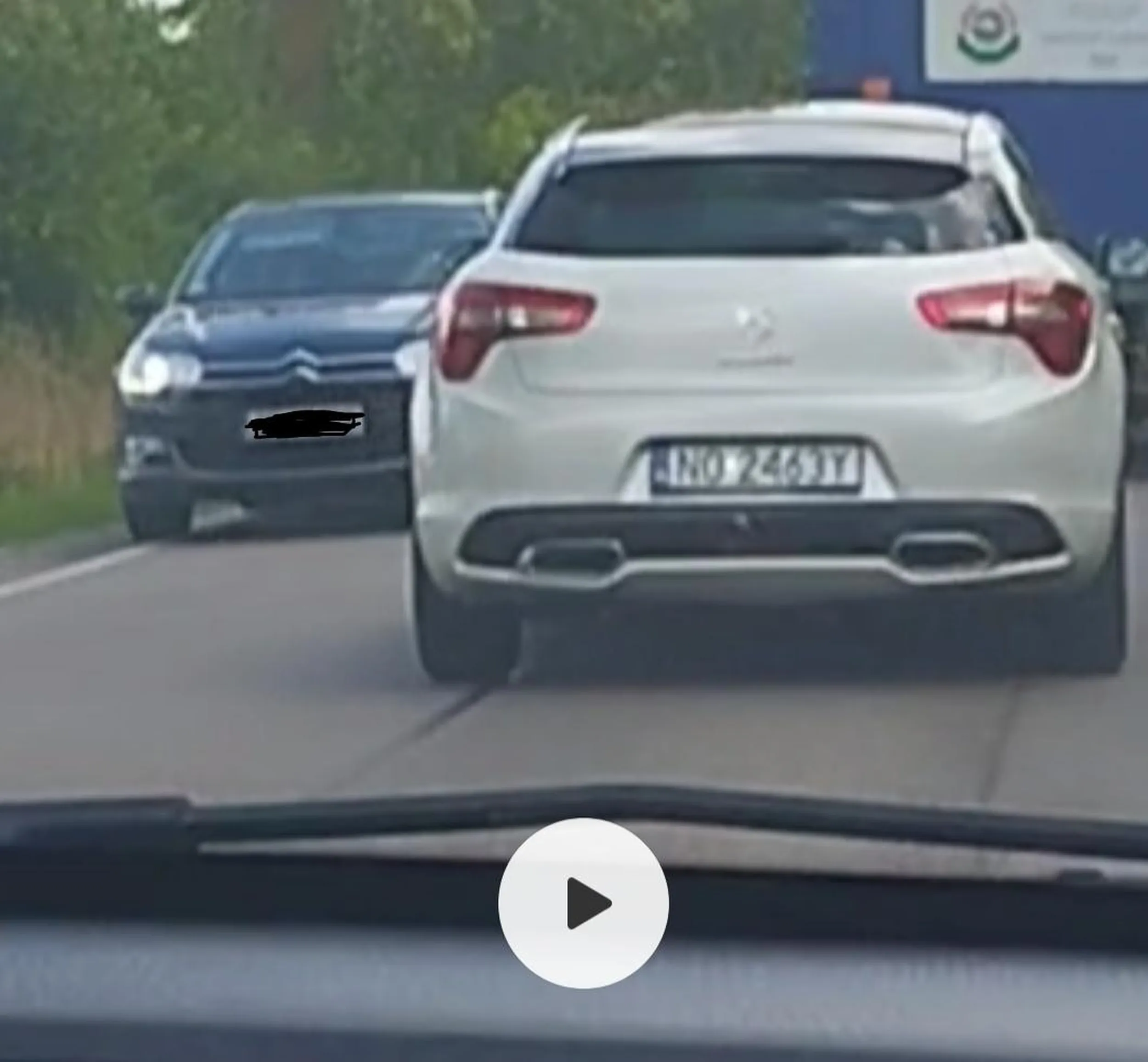 Jeździ środkiem jezdni na wąskich drogach. Nie zjeżdża pojazdom jadącym na przeciwnym pasie ruchu.