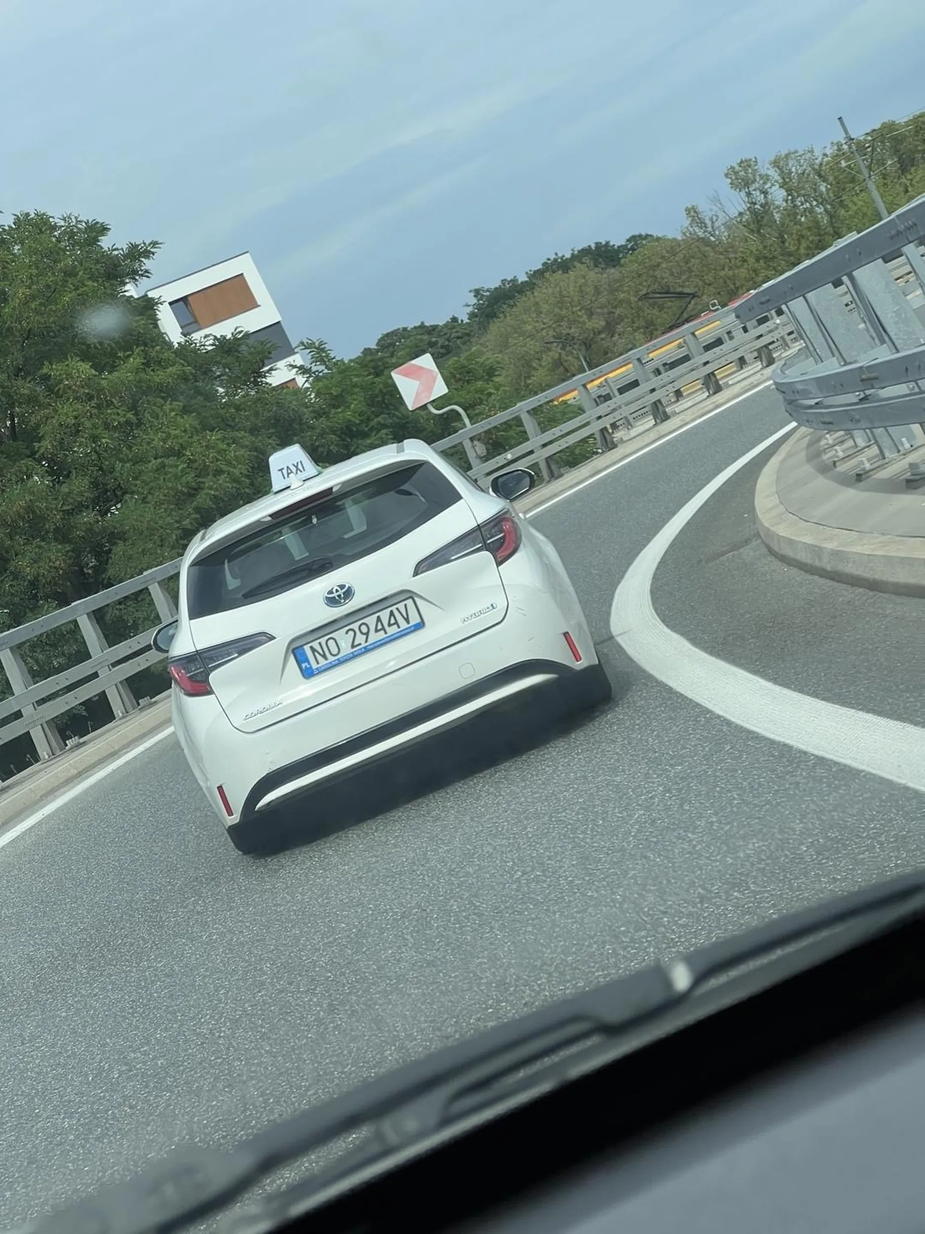 Taksówka, której kierowca próbuje metody "na stłuczkę"