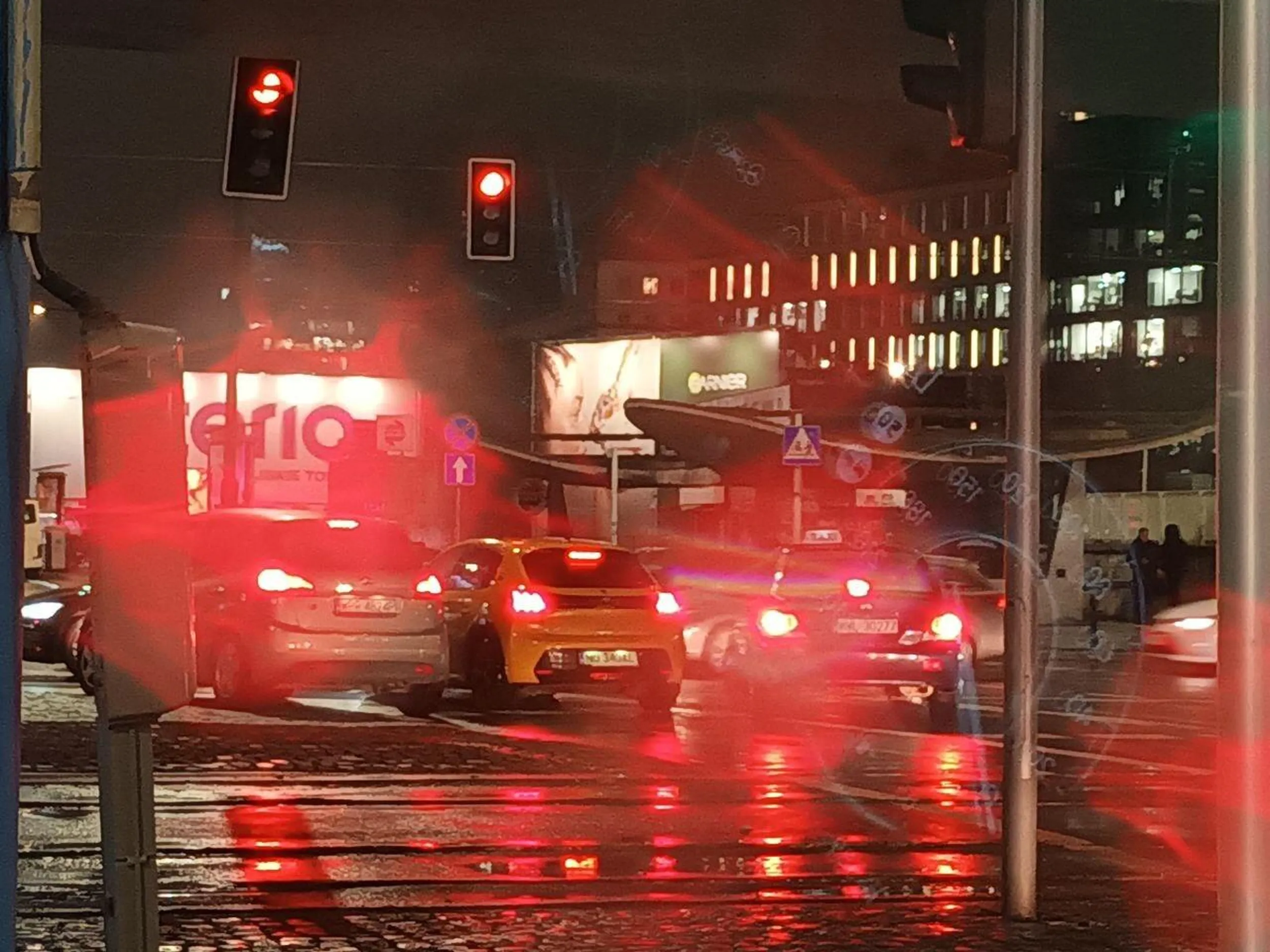 Kierowca Peugeota nie potrafi jeździć po Warszawie - zatrzymuje się w dziwnych miejscach, przez co nie mogą przejechać inne samochody. Gdy ma zielone, nie przejeżdża przez tory tramwajowe, czym znowu blokuje ruch. Na dwóch pasach do skrętu z Jana Pawła w Aleje Jerozolimskie jedzie między tymi pasami, czym utrudnia ruch wszystkim dookoła. Koordynacja, płynność poruszania się i jazda zgodnie z przepisami na bakier i trzeba jeszcze uważać na tego kanarka, bo nie wiadomo co jeszcze ciekawego wymyśli, filozof.