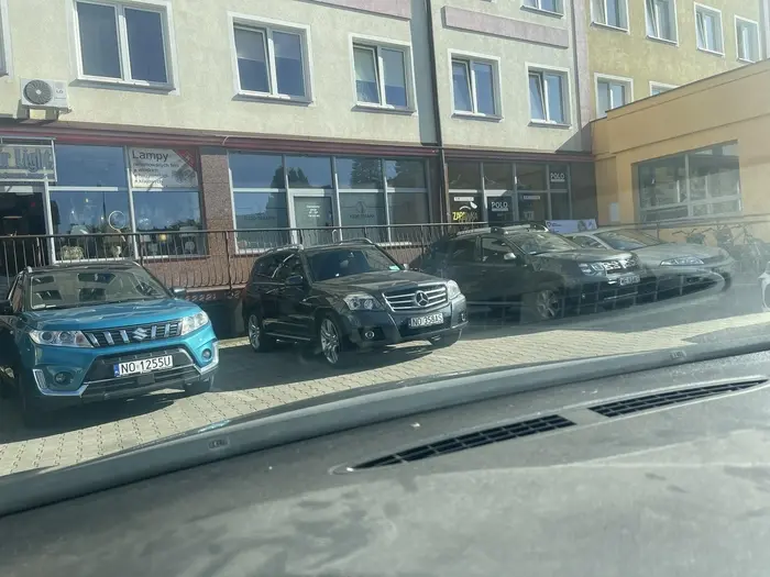 Parkowanie na dwóch miejscach, brawo