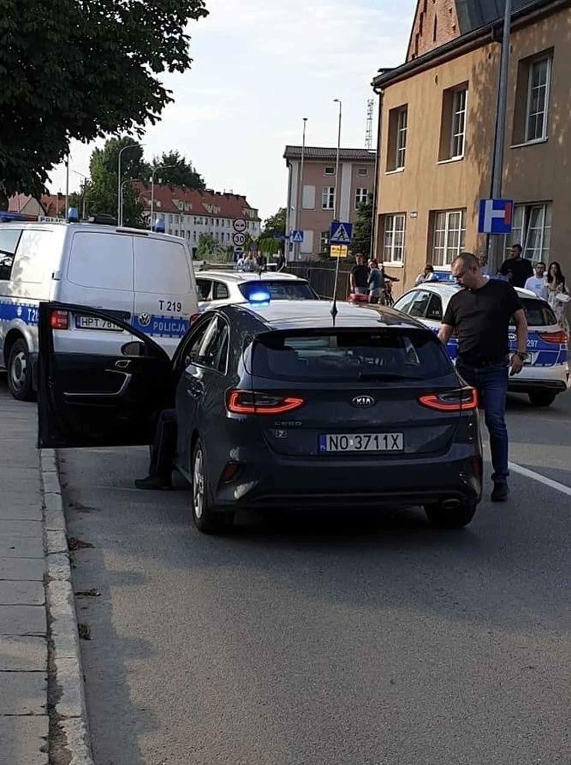 Kia Ceed nieoznakowany radiowóz z KMP Elbląg