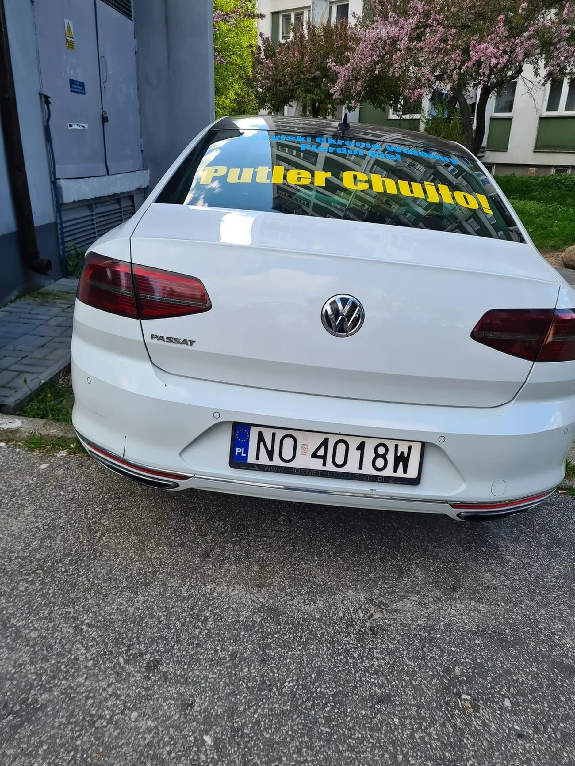 Wjeżdża pod zakaz, parkuje w niedozwolonym miejscu