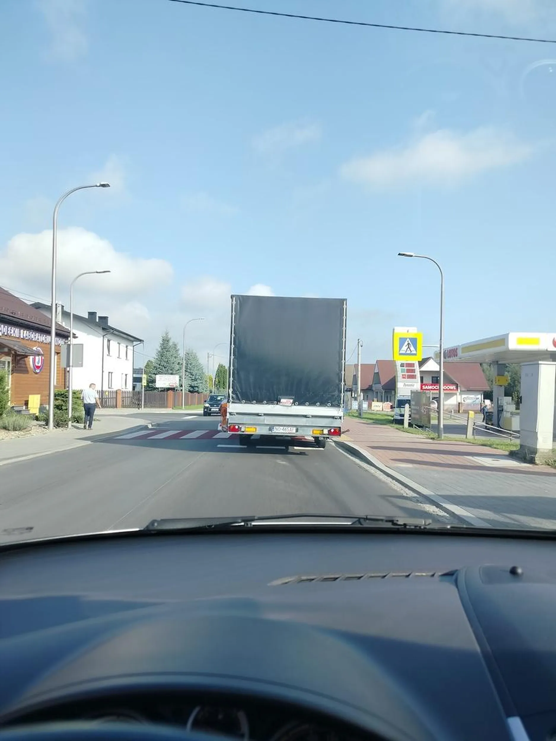 Typ wyprzedza na pasach, blokuje droge, wyzywa ponieważ zatrzymałem się żeby puścić pieszego i trąbi, pomyleniec i tyle