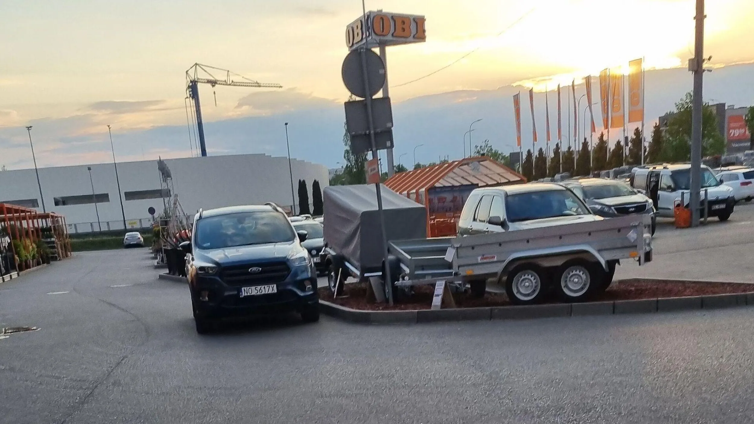 Anałek z Forda co ma problem ze wzrokiem i chodzeniem i najlepiej to, żeby zakupy w OBI były Drive Thru albo można było wjechać do OBI samochodem, wkoło pełno wmiejsc parkingowych wolnych także przy samym wejściu do sklepu. Nie cep musi zostawić auto na drodze. Ile to trzeba kapusty zjeść, aby być takim zadufanym w sobie narcystycznym głąbem