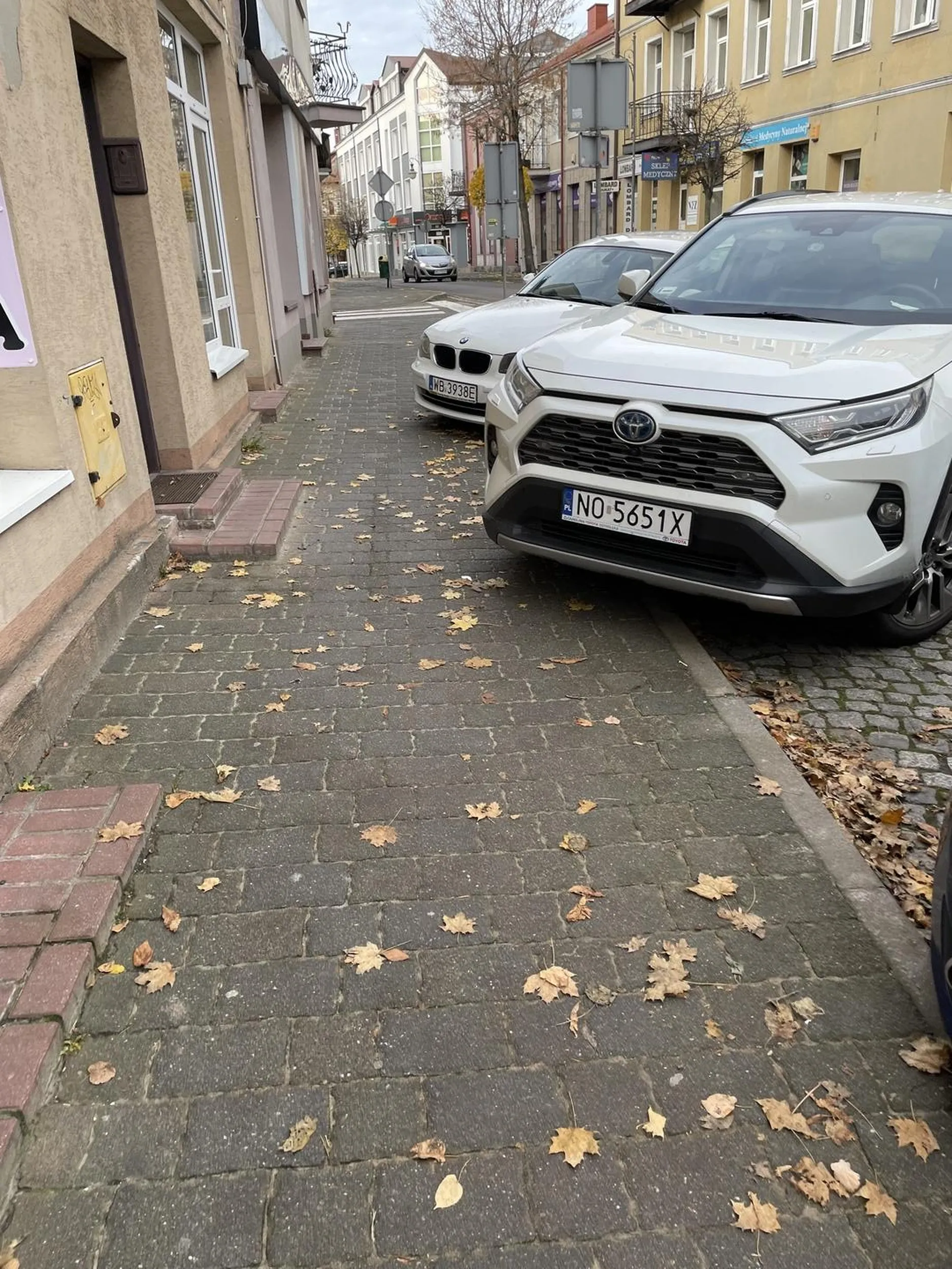 Wjeżdża jednym kołem na chodnik i utrudnia korzystanie z niego.