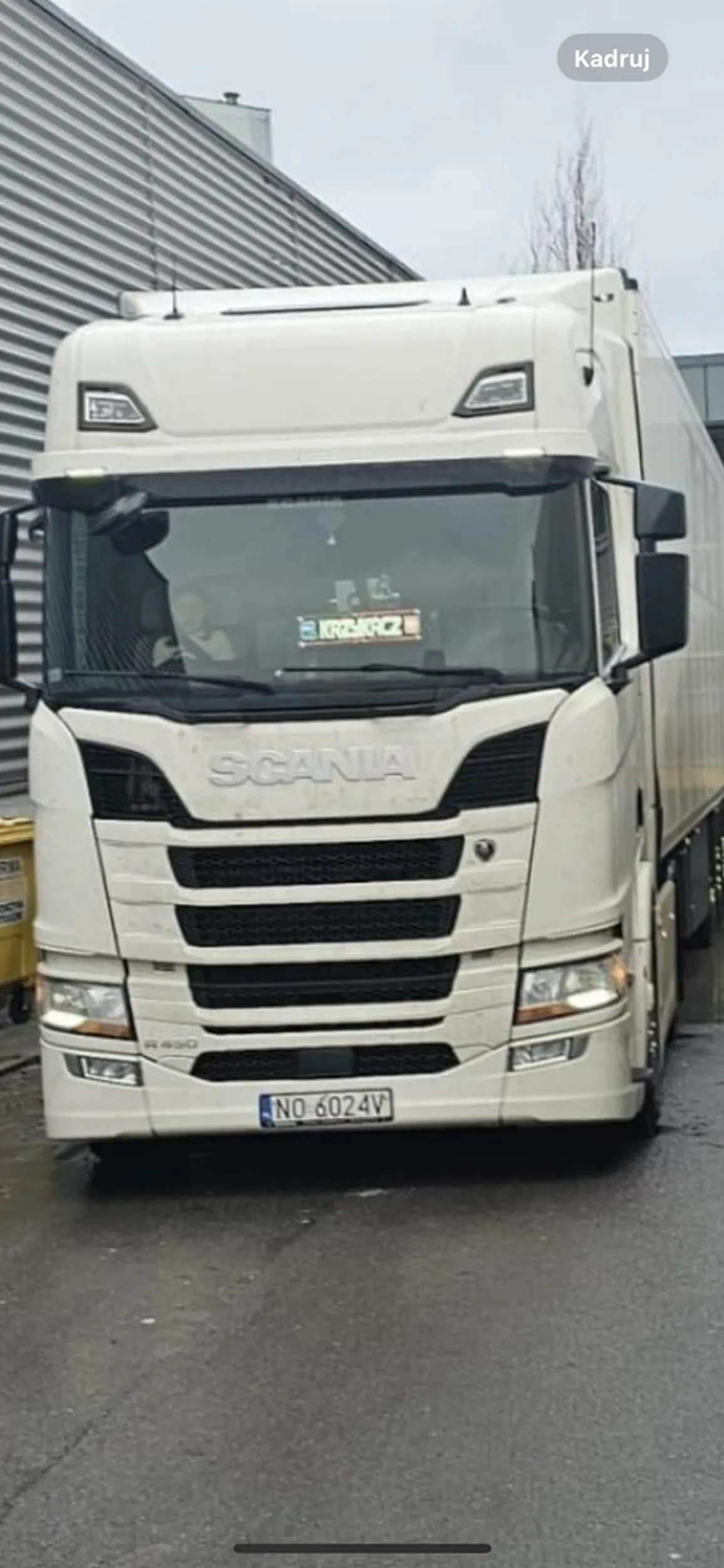 Pseudokierowca zawodowy, niejaki „KRZYKACZ”. Wyprzedza przez 15 minut inny ciągnik i jedzie jak ostatnia k***a, ścina zakręty i pruje się na CB Radio, jednak na MOP zjechać nie chce. Nie pozdrawiam ?