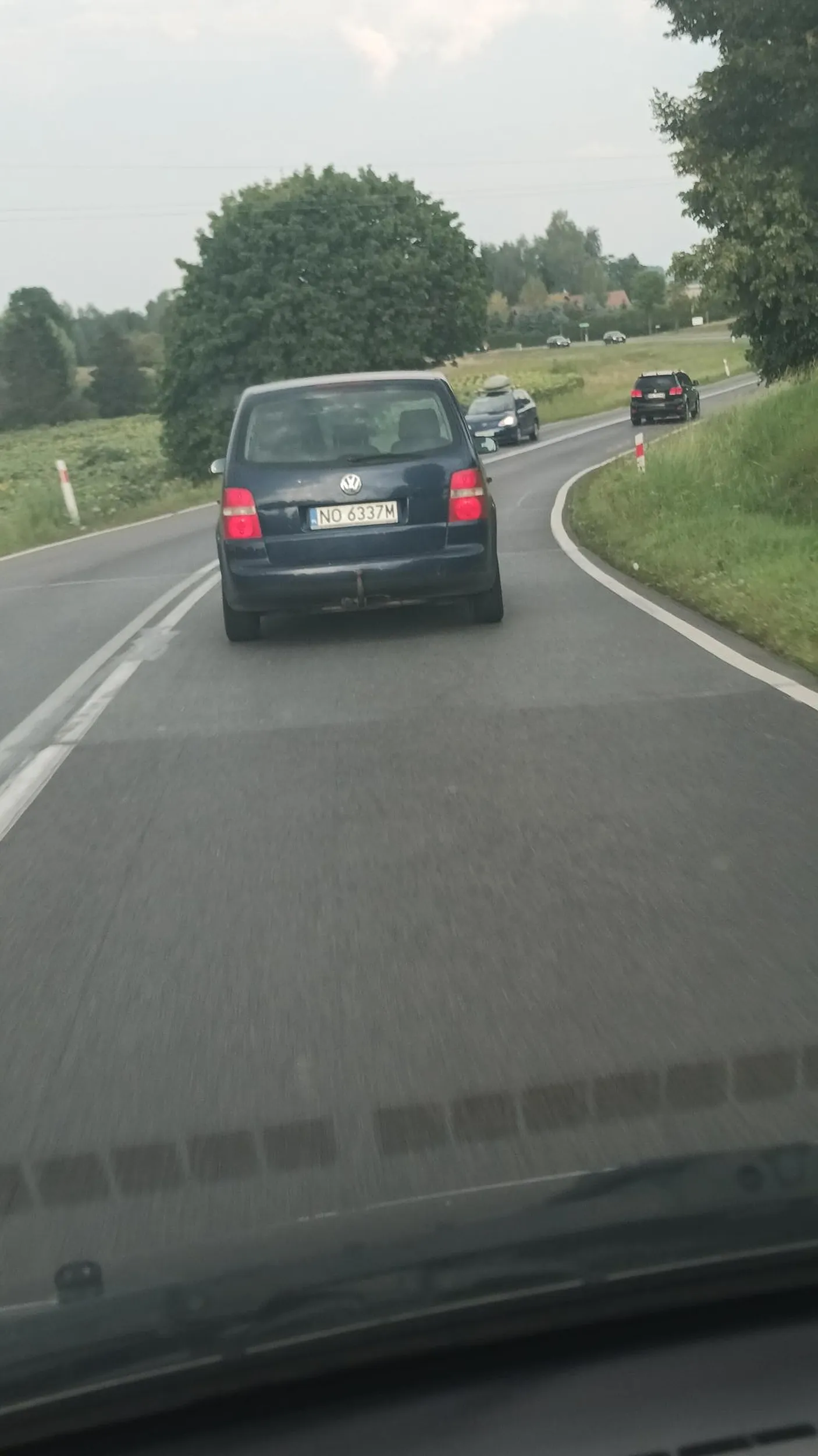 Na ciula stoisz na środku drogi w podlejkach i tamujesz ruch. Przez takich kierowców jak ty spałam sprzęgło w służbowej KIA-nce