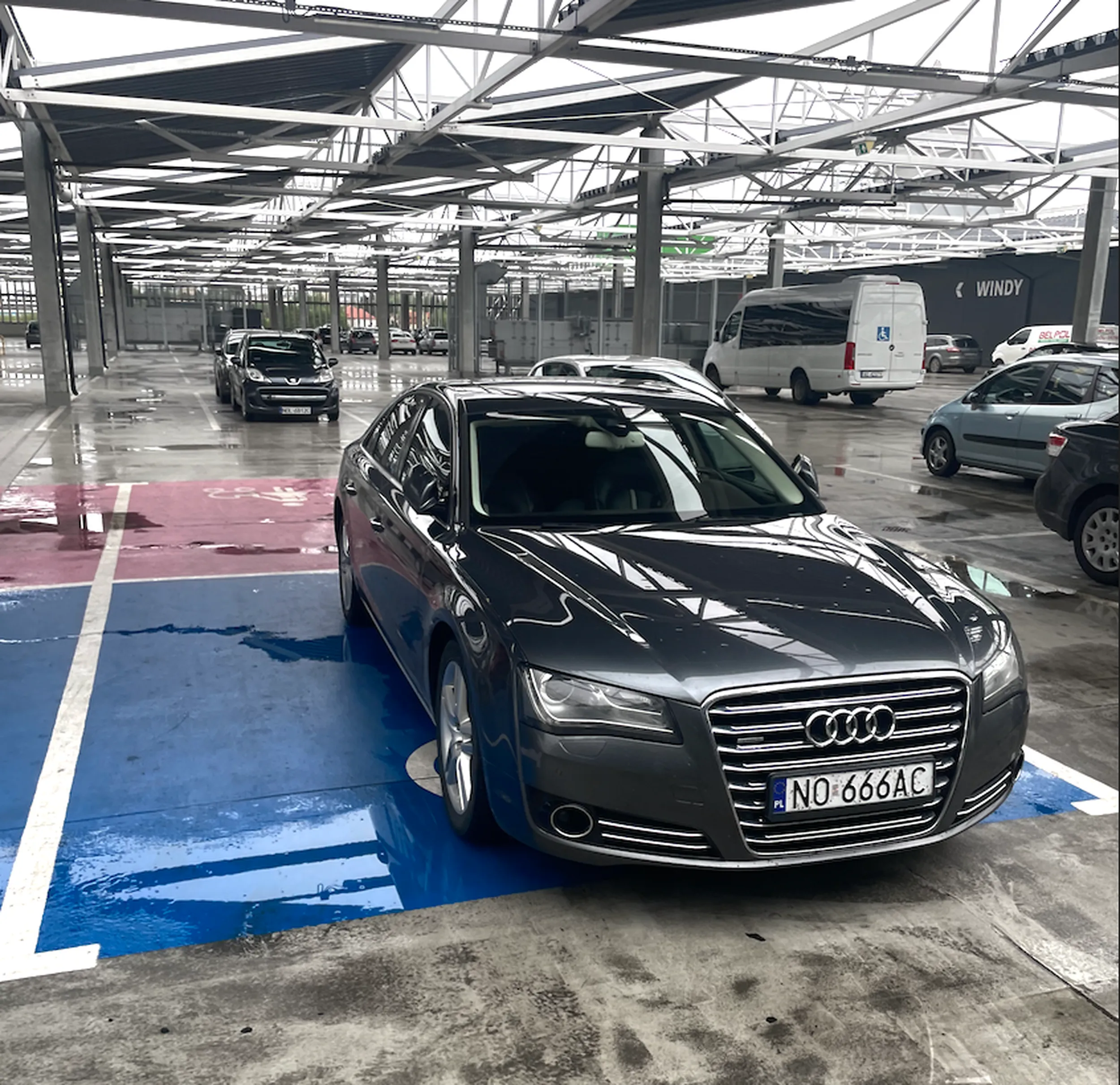 uwaga, pan jest niepełnosprawny i czasem zapomina karteczki ale to nic bo widać z daleka.